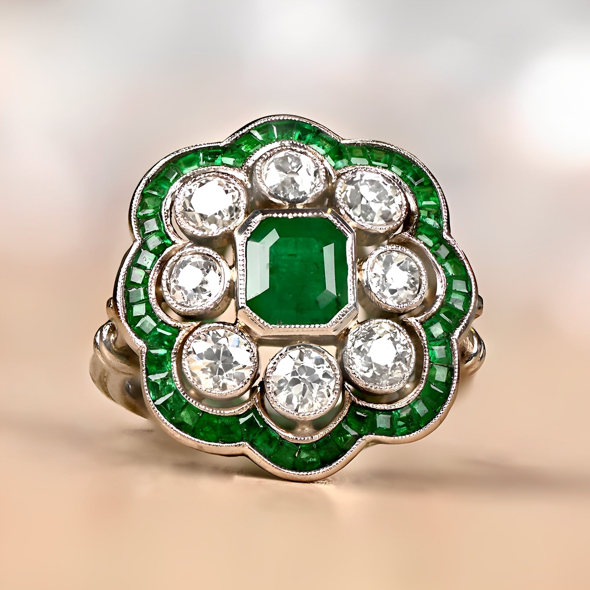 Margie – Vintage-Ring mit Smaragd und Gold-Detail
