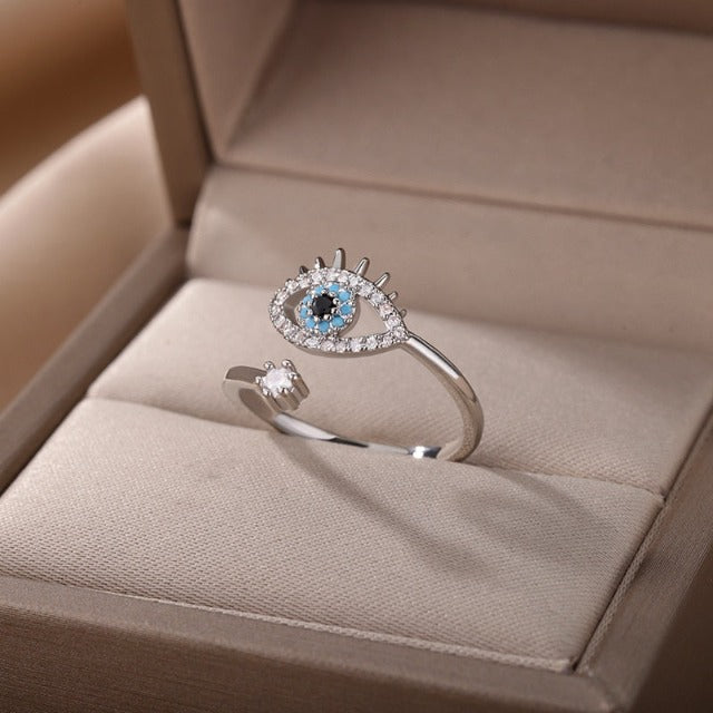 Amaris – Schützender Ring Blaues Auge und Diamant