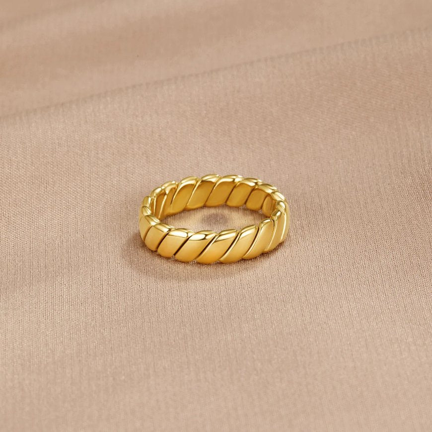 Calira – Ring Unendlich Gedreht Golden