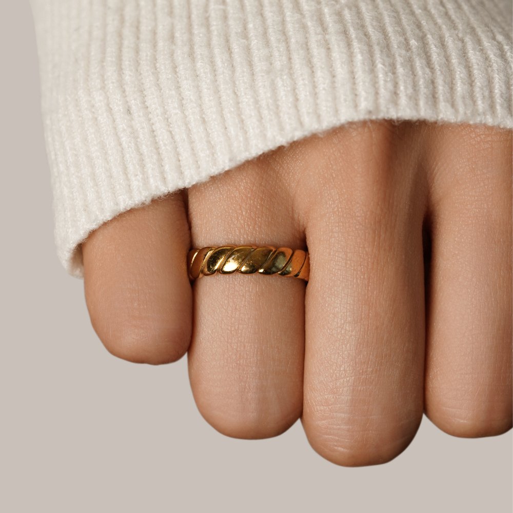 Calira – Ring Unendlich Gedreht Golden