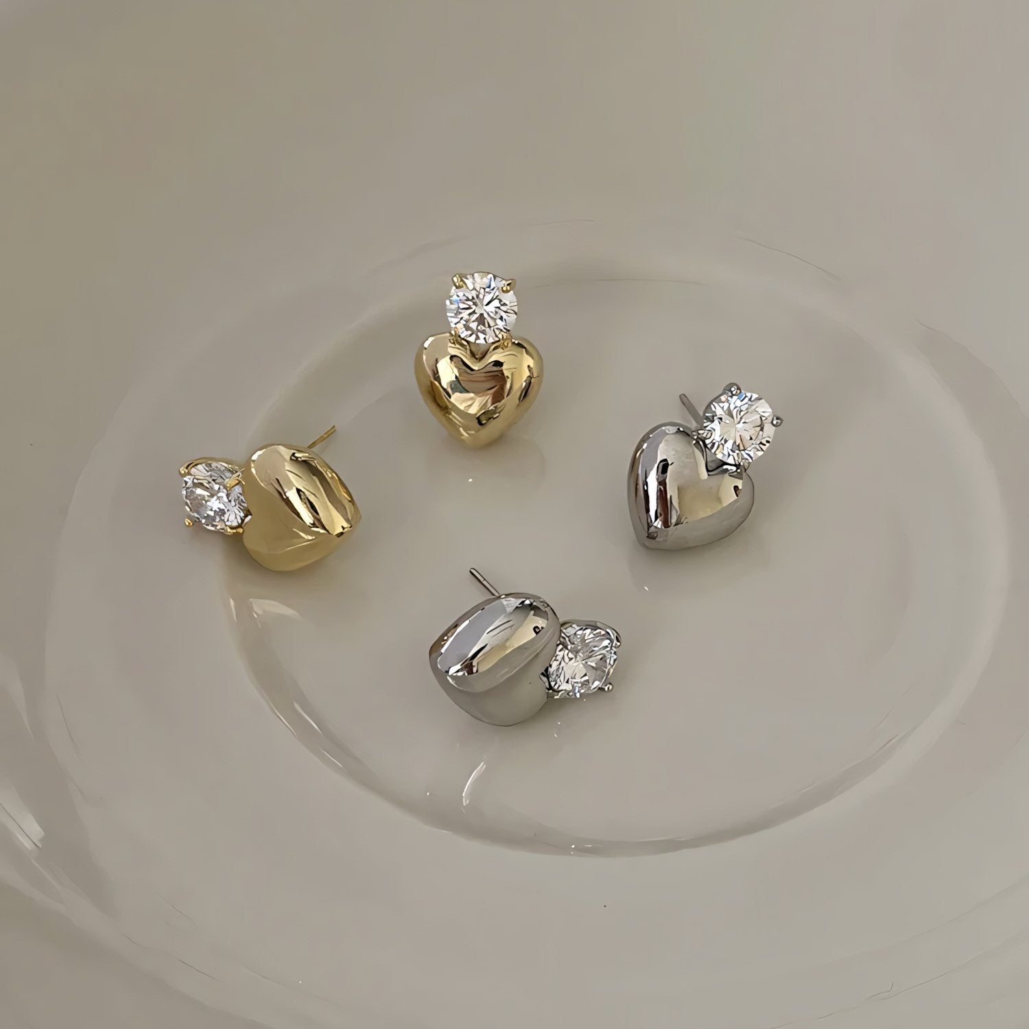 Coralie – Mini Ohrringe Herz Gold