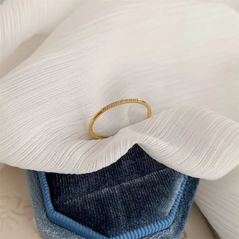 Alana – Feiner Ring mit gesprenkelten Diamanten