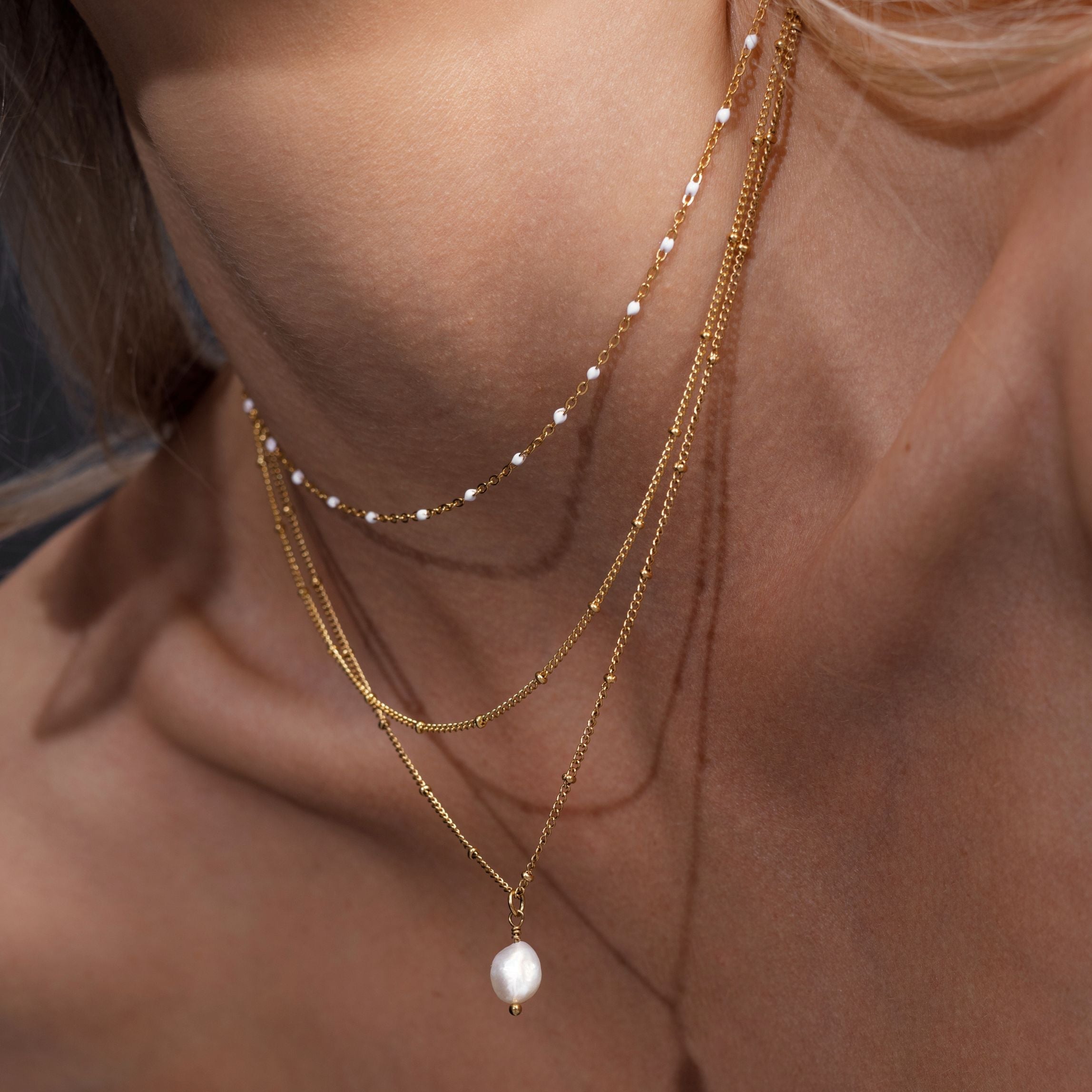Aveline – Doppelte Halskette mit Goldperlen und Emaille