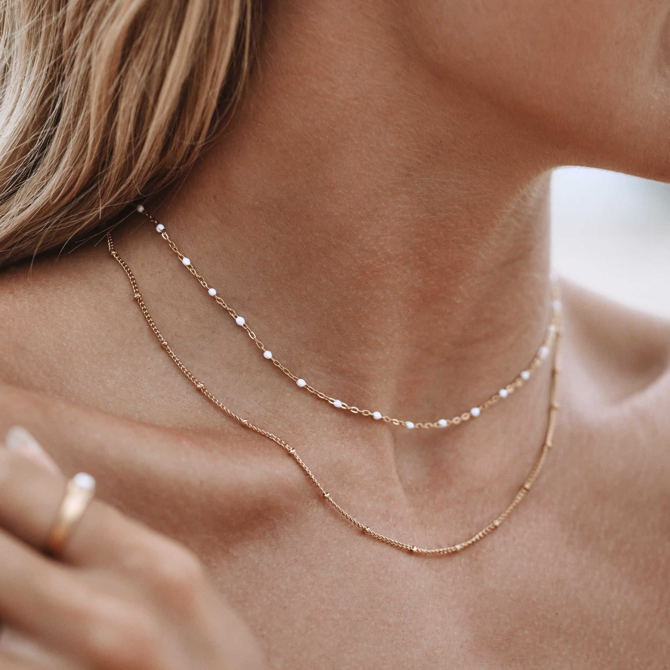 Aveline – Doppelte Halskette mit Goldperlen und Emaille