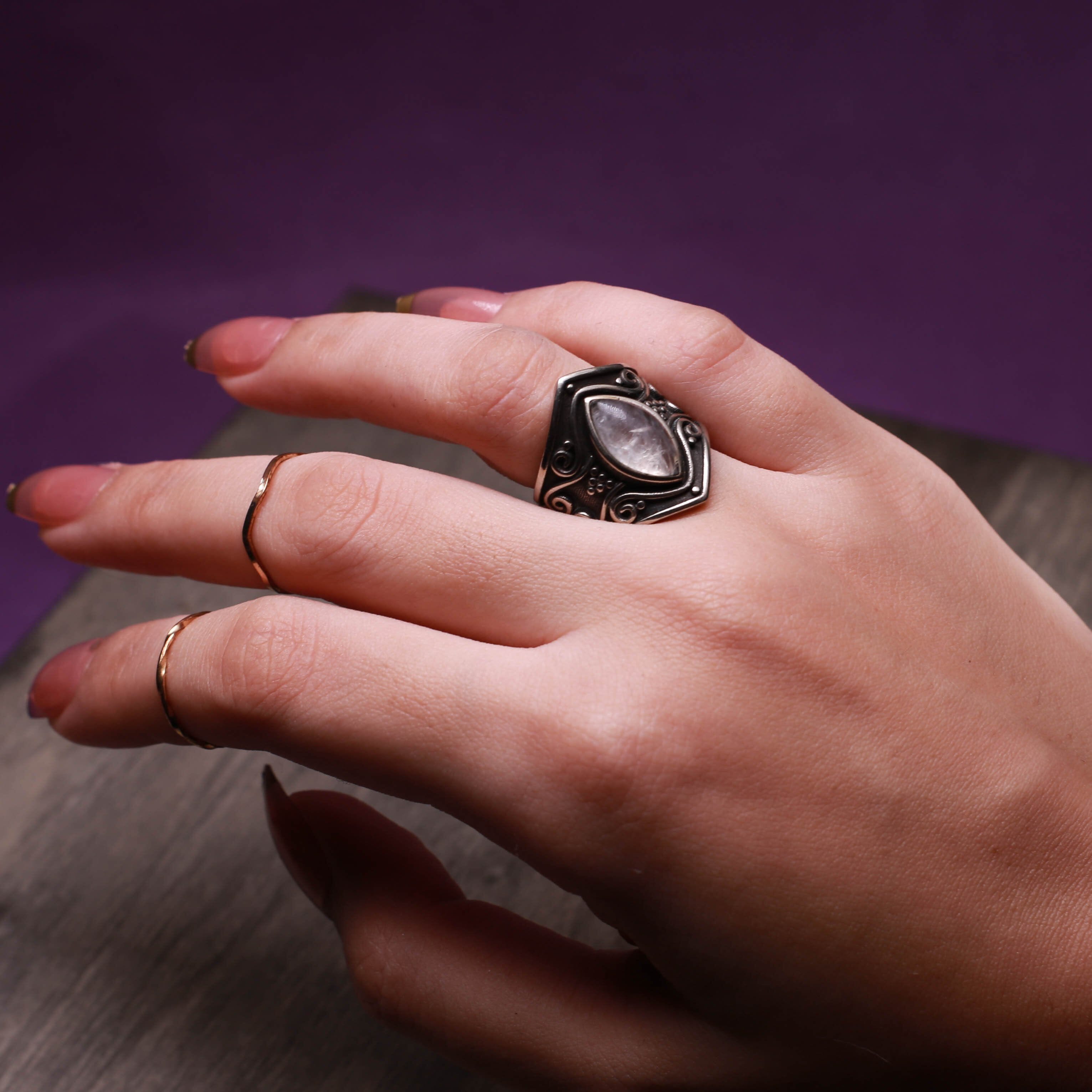 Arianne – Authentischer Mondstein- & Silberring