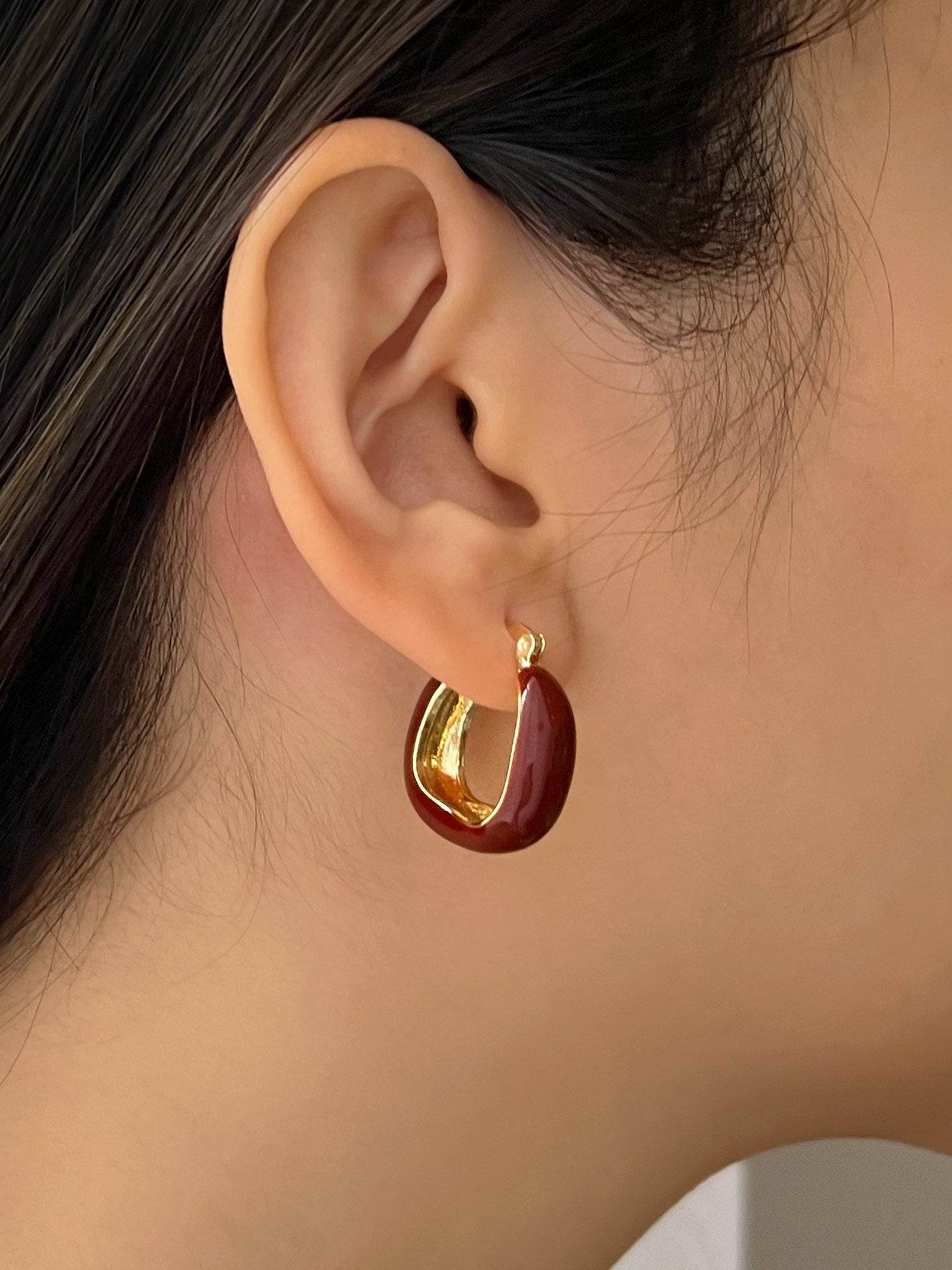 Weinrote schicke Emaille- Creolen