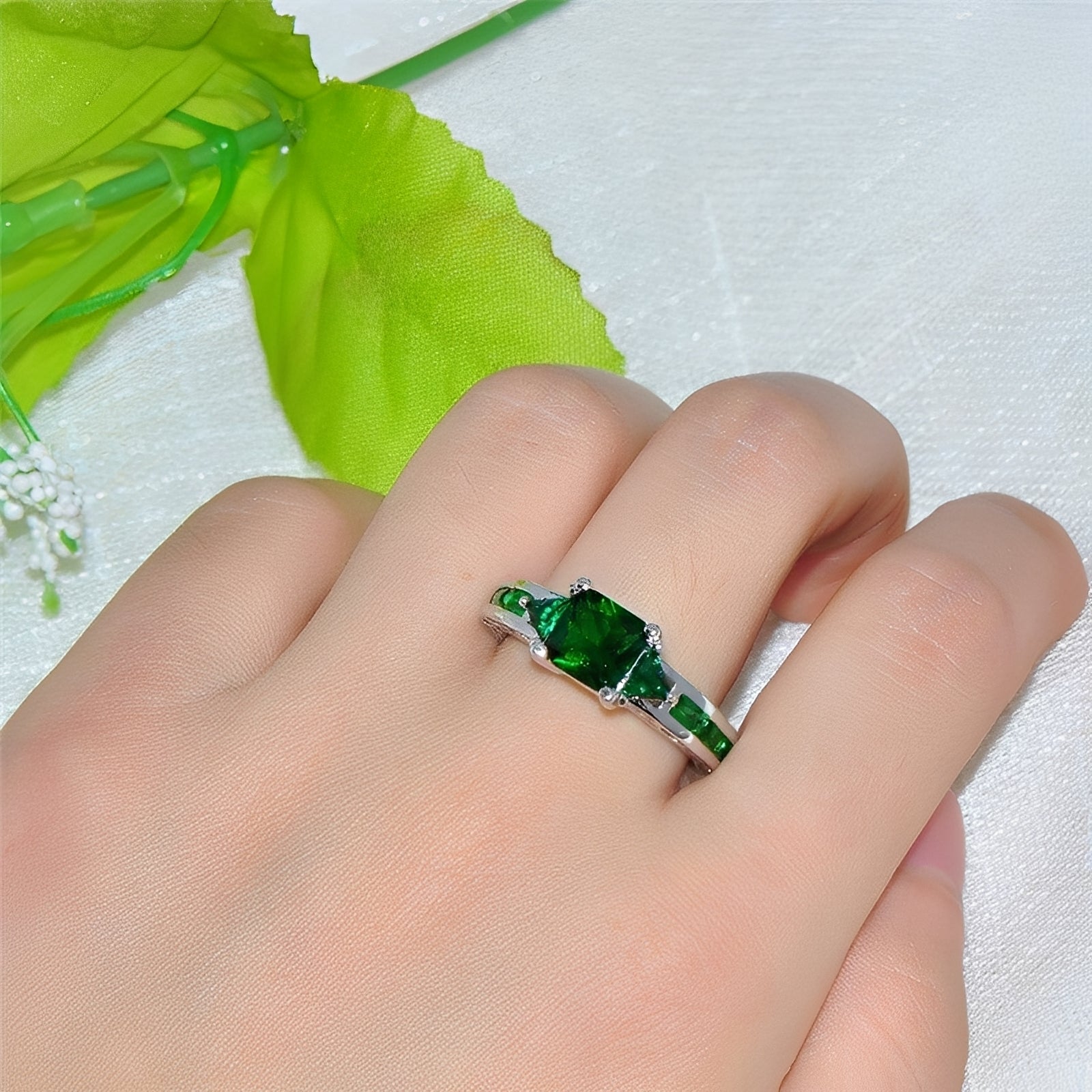 Manon – Feiner Ring Weiß Gold Emerald