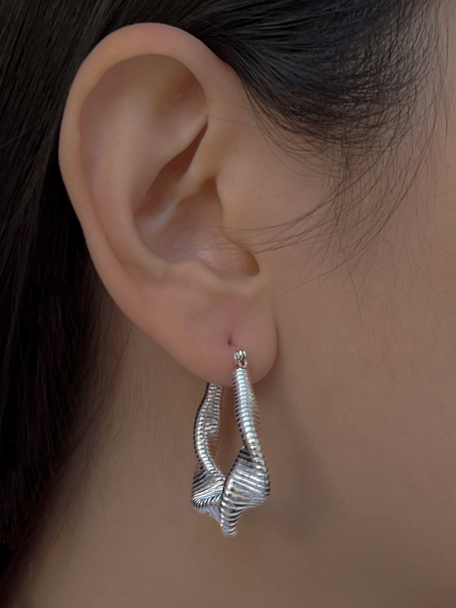 Lyra - Silberne fließende Wellen Creolen