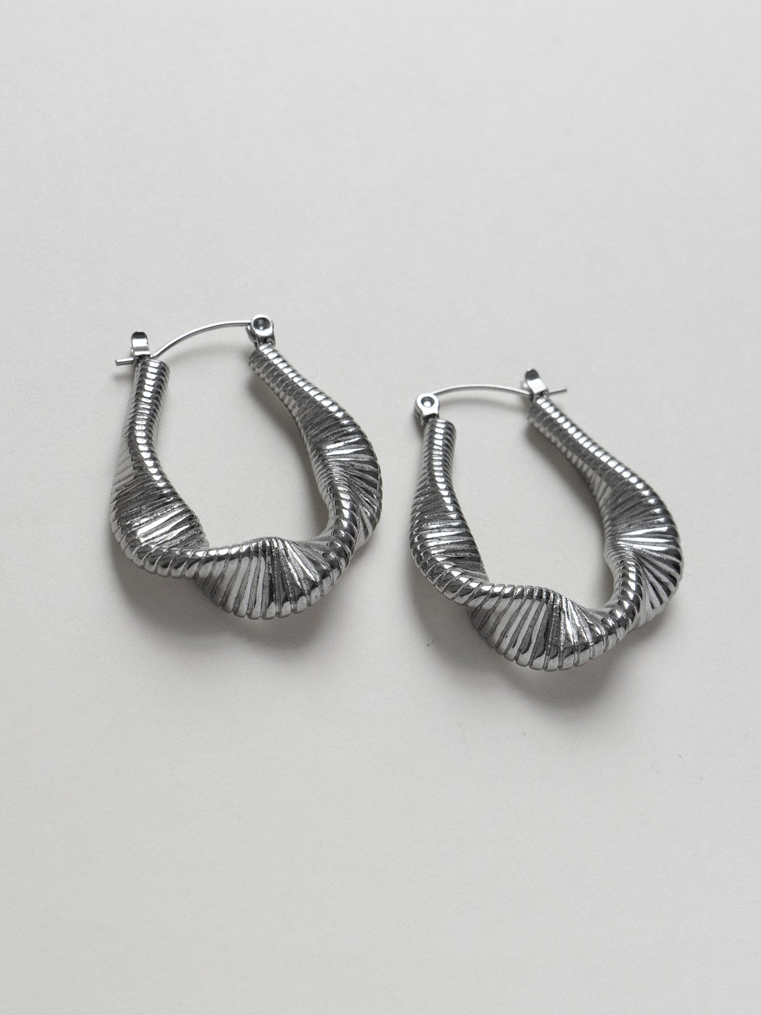 Lyra - Silberne fließende Wellen Creolen