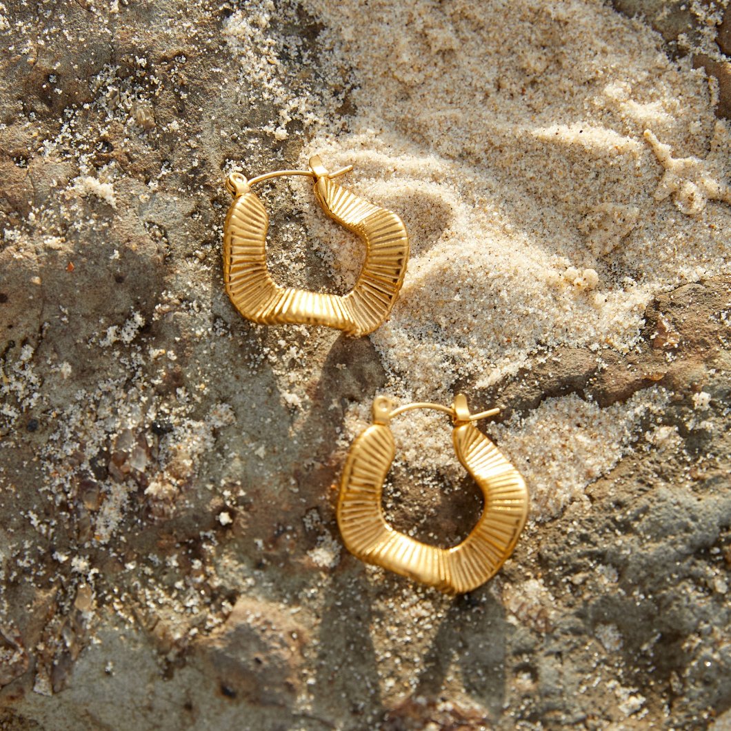 Anja – Goldene Kreolen mit gewelltem Design