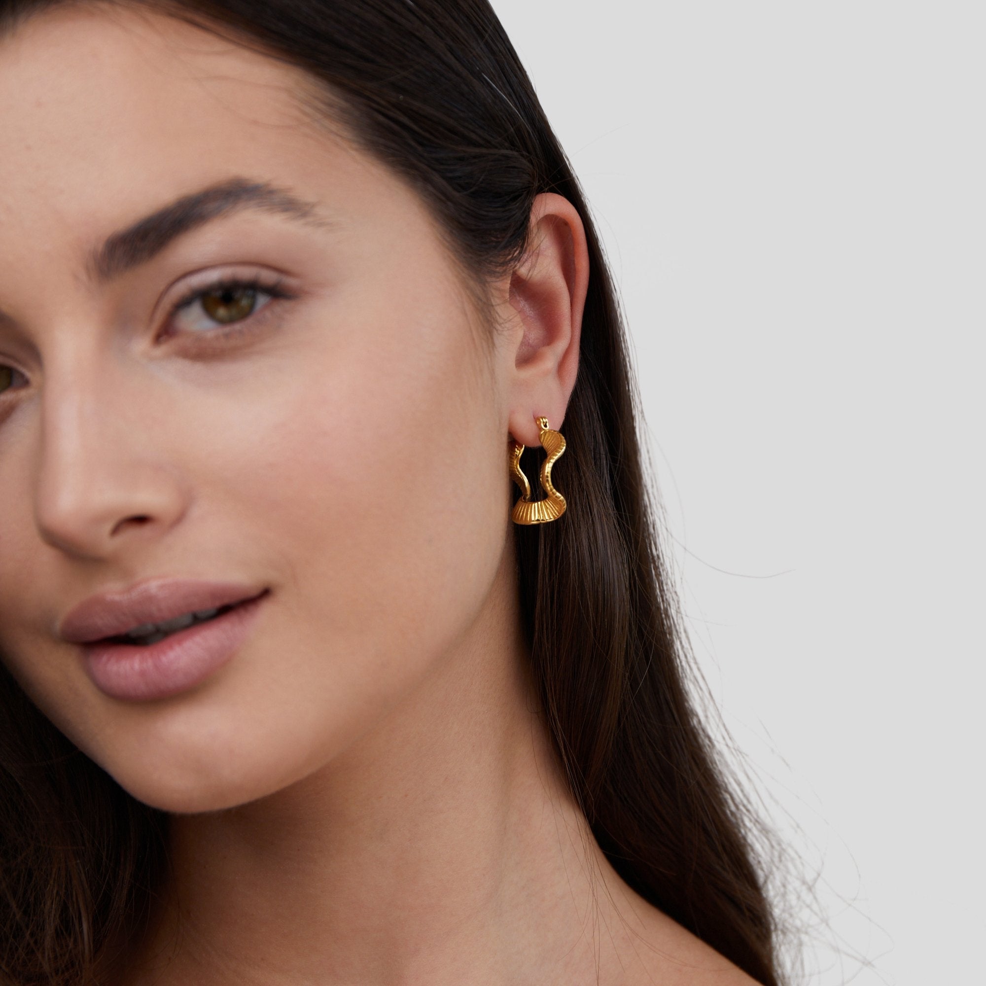 Anja – Goldene Kreolen mit gewelltem Design