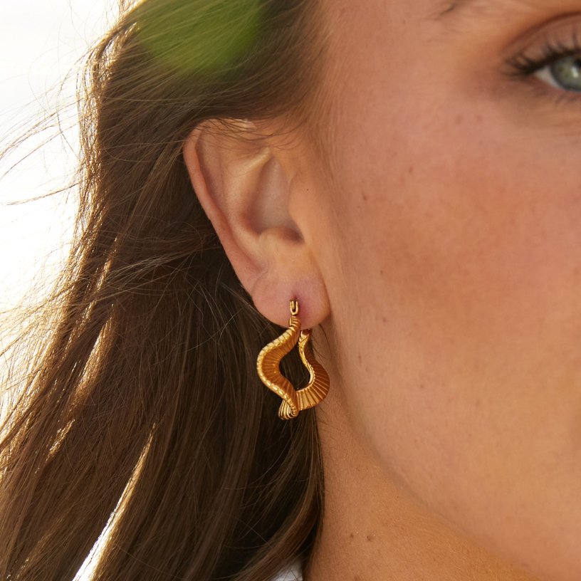 Anja – Goldene Kreolen mit gewelltem Design