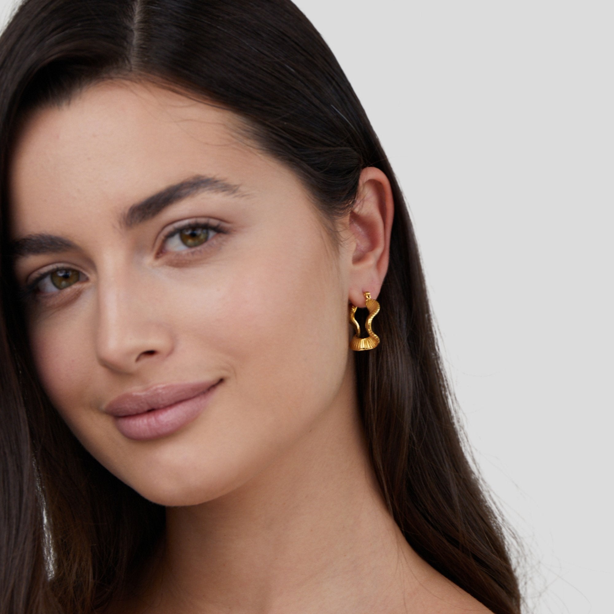 Anja – Goldene Kreolen mit gewelltem Design