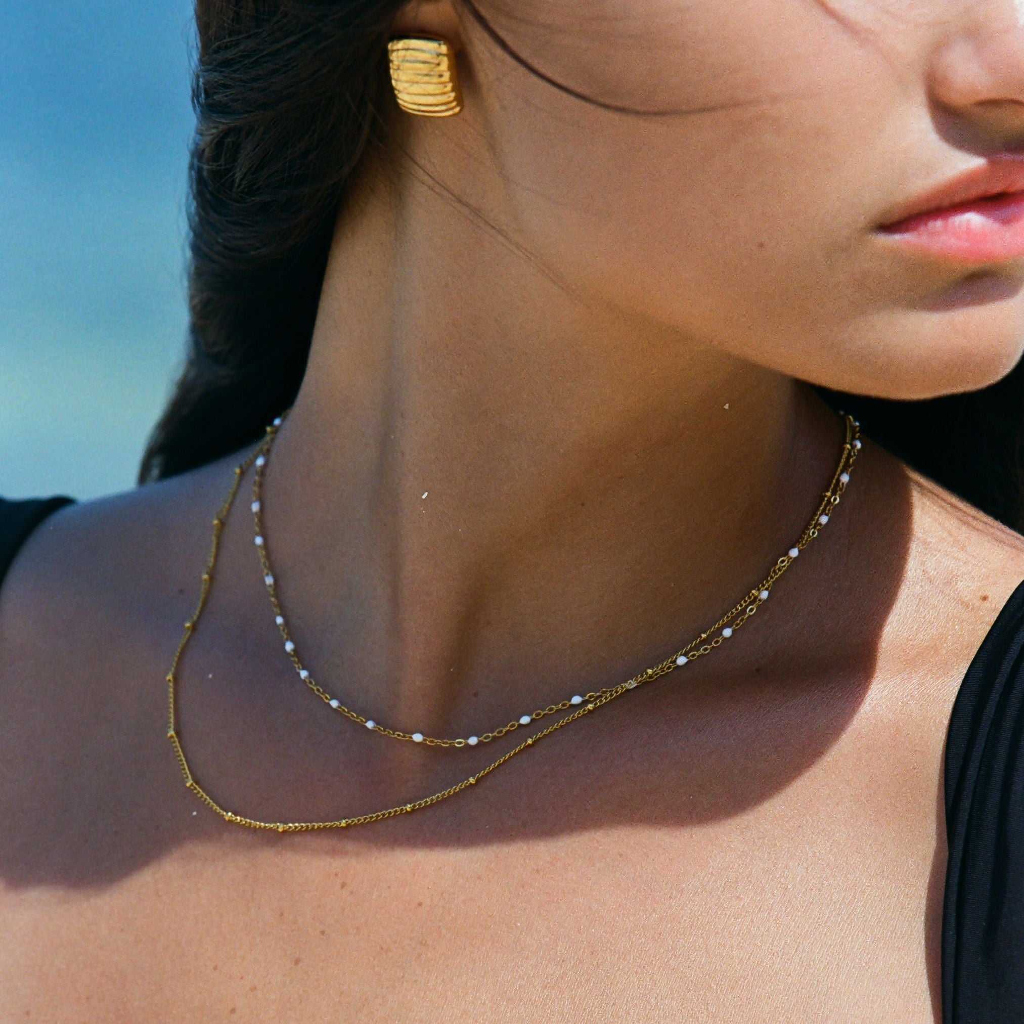 Aveline – Doppelte Halskette mit Goldperlen und Emaille