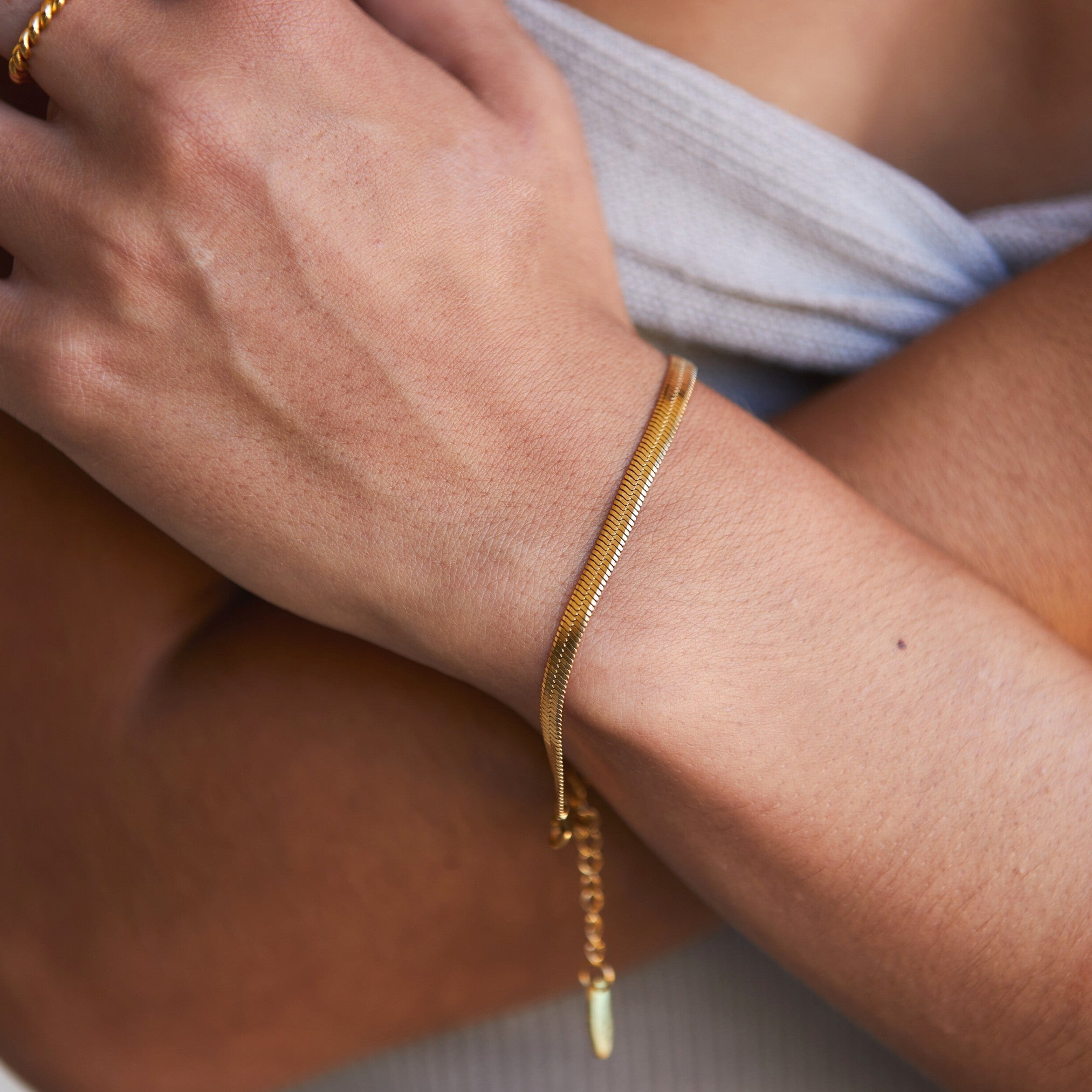 Kauai – Herringbone Goldenes Wasserfestes Armband