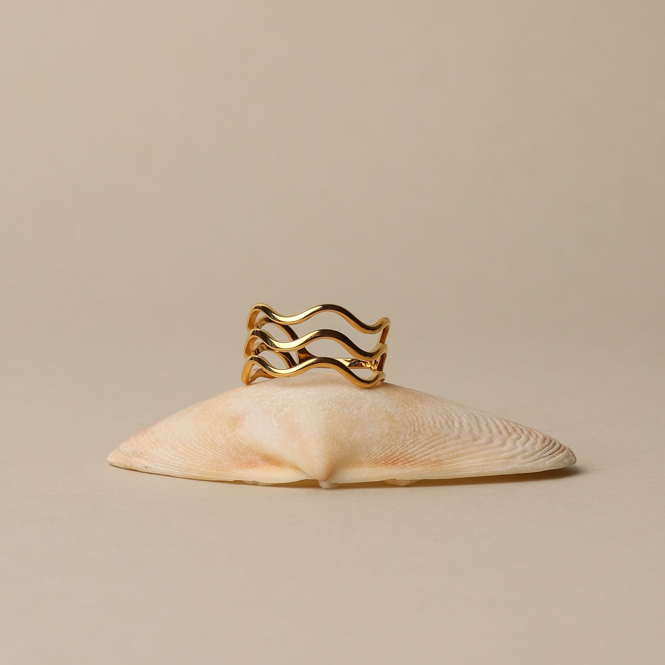Mona – Goldener Ring mit Wellendesign