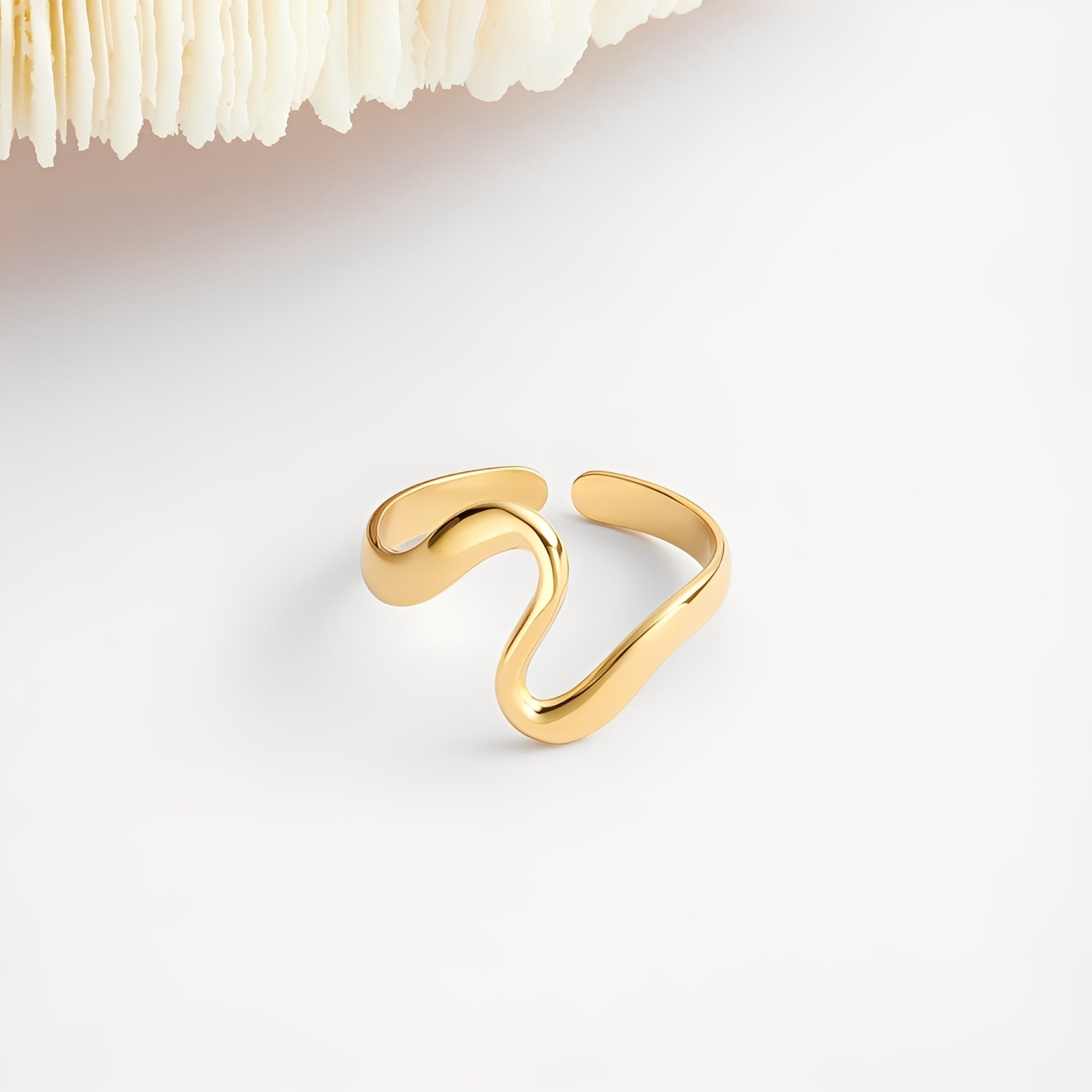Kaia – Vergoldeter Wellenring