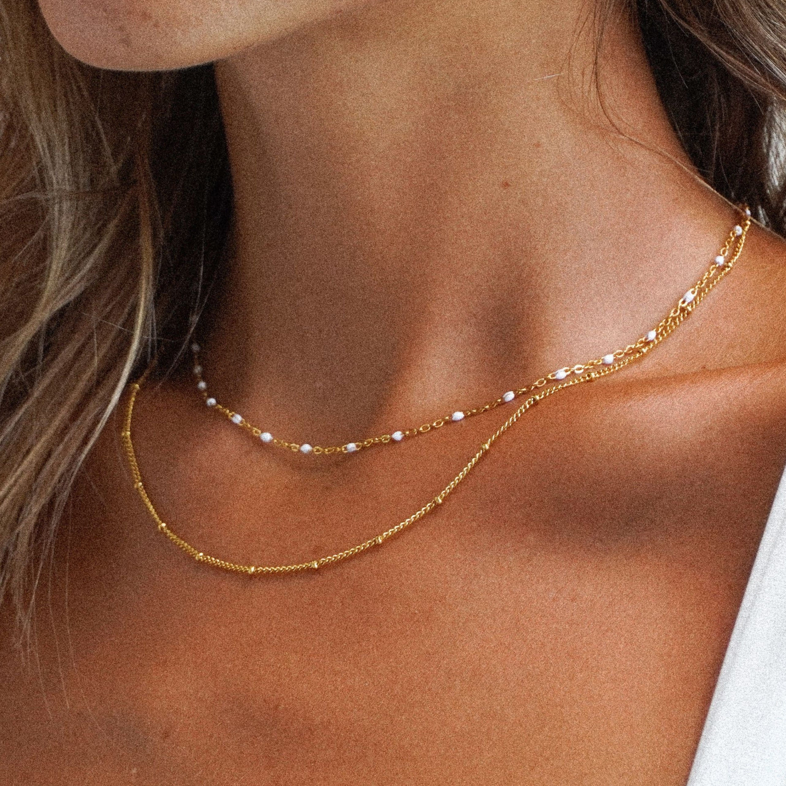 Aveline – Doppelte Halskette mit Goldperlen und Emaille