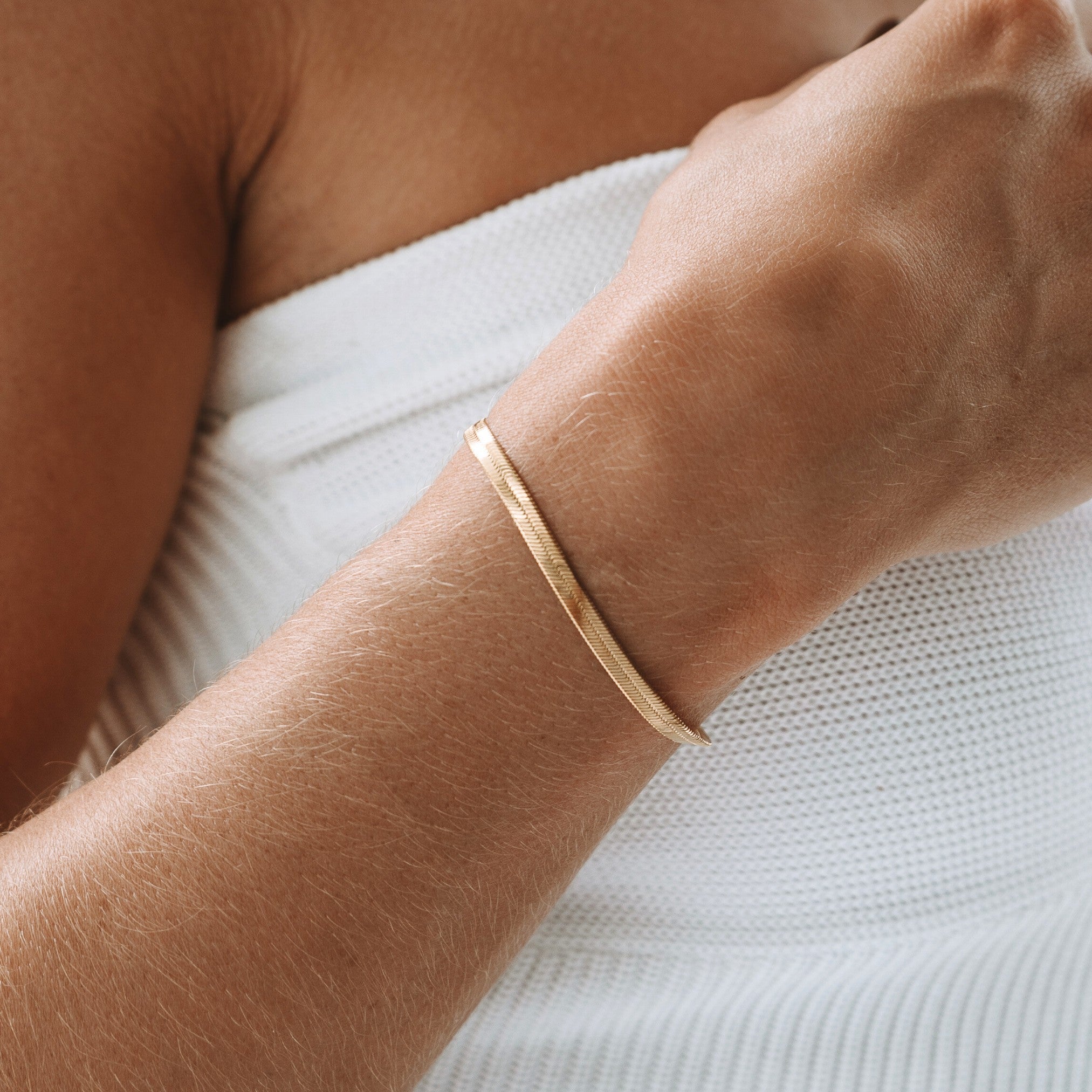 Kauai – Herringbone Goldenes Wasserfestes Armband
