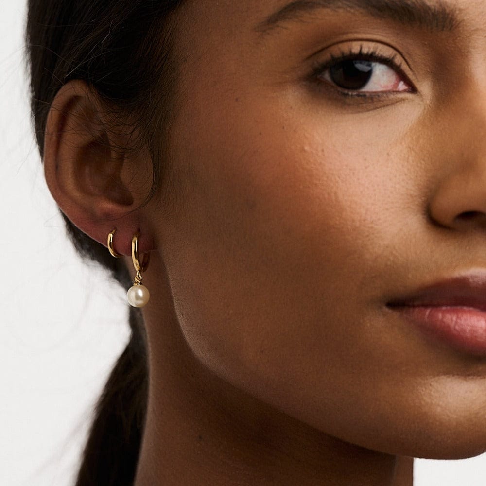 Isola – Goldene Ohrringe mit Perlenanhänger