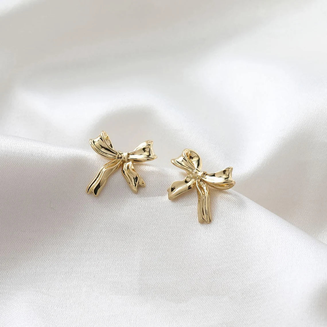 Weißgold-Ohrringe mit Schleife - Ohrstecker mit Schleifenmuster