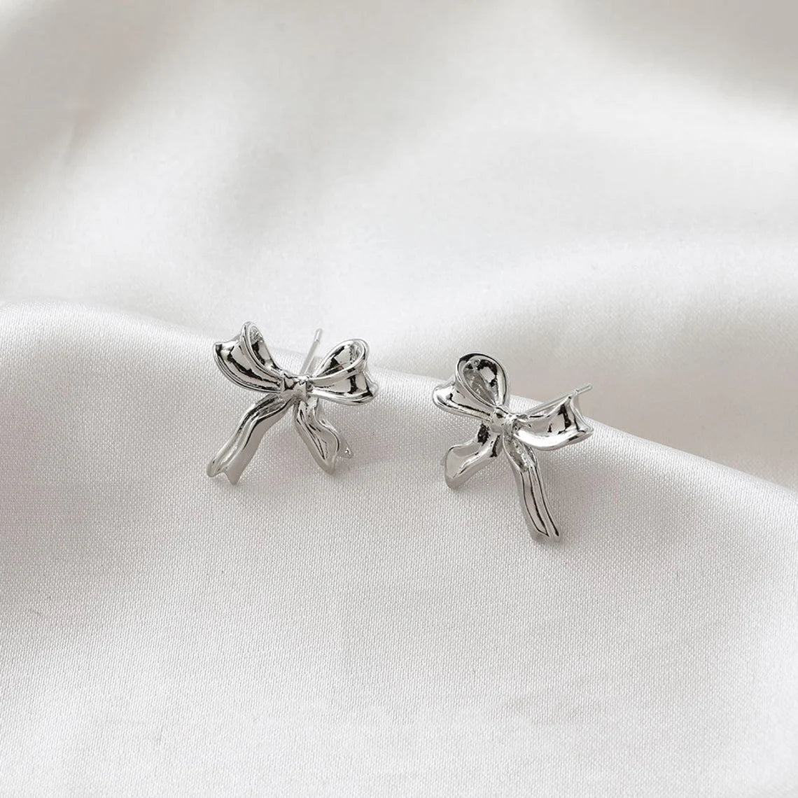 Weißgold-Ohrringe mit Schleife - Ohrstecker mit Schleifenmuster