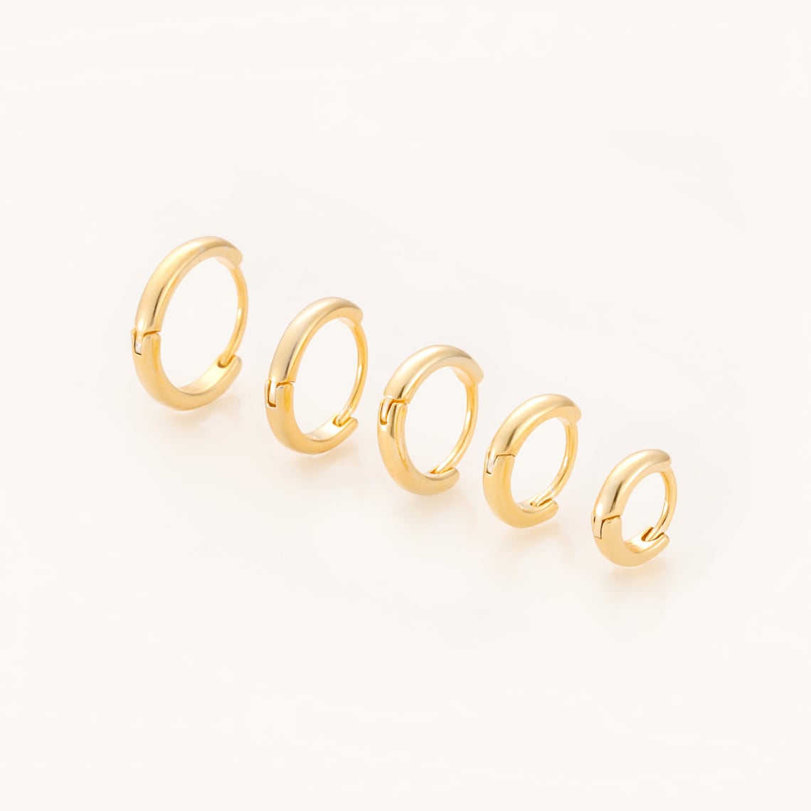 Gold Huggie-Ohrringe - 7 Stück Hoop-Ohrringe