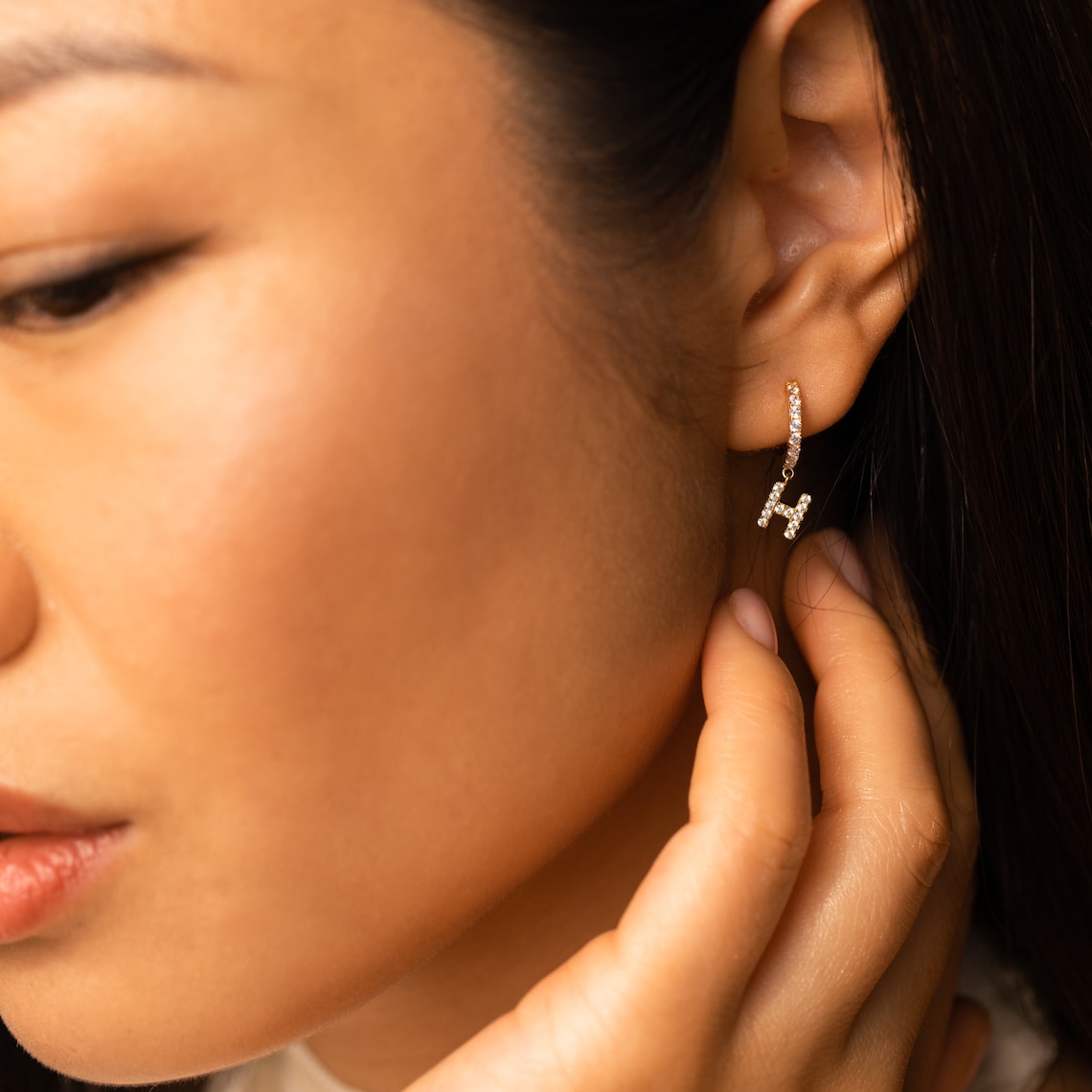Diamant-Buchstaben-Ohrringe - Zierliche Huggie Ohrringe