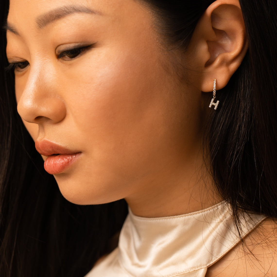 Diamant-Buchstaben-Ohrringe - Zierliche Huggie Ohrringe
