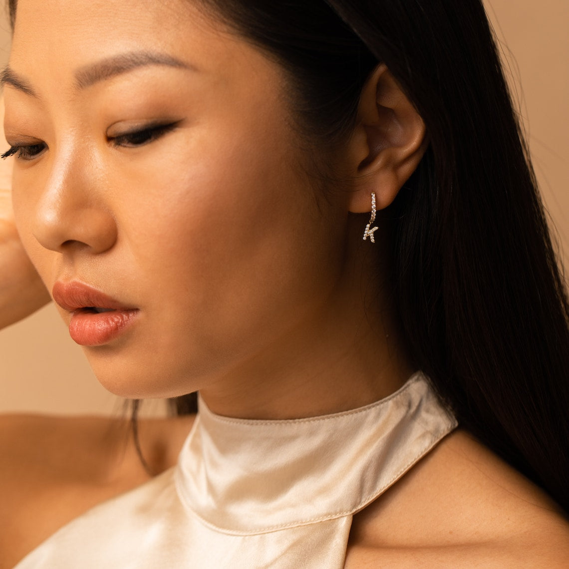 Diamant-Buchstaben-Ohrringe - Zierliche Huggie Ohrringe