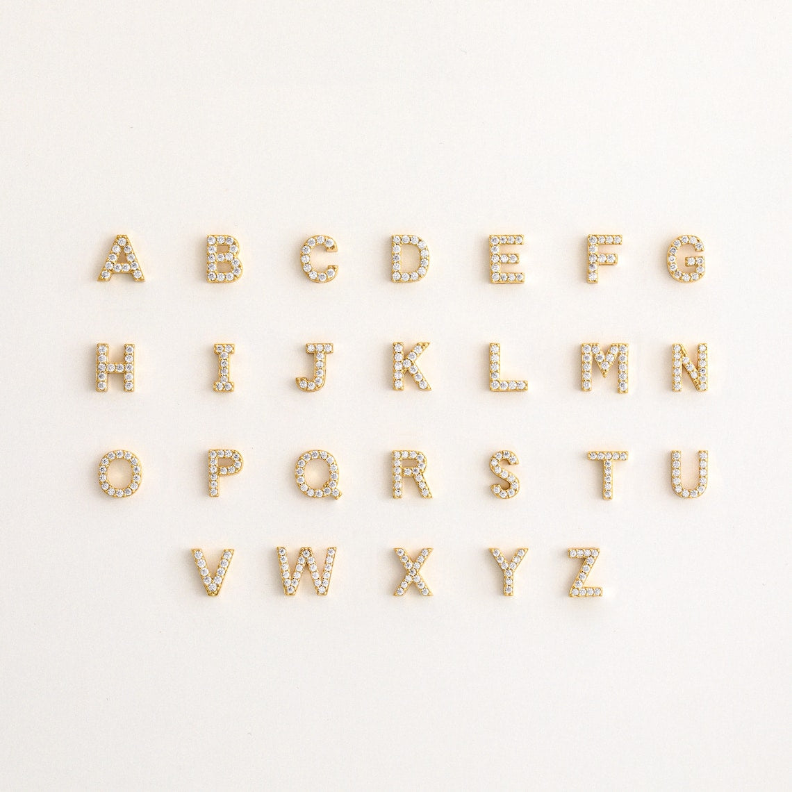 Diamant-Buchstaben-Ohrringe - Zierliche Huggie Ohrringe