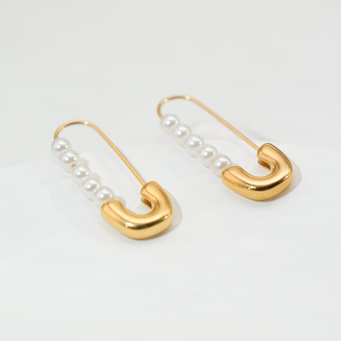 Sicherheitsnadel-Ohrringe - Zierliche frische Perlenohrringe