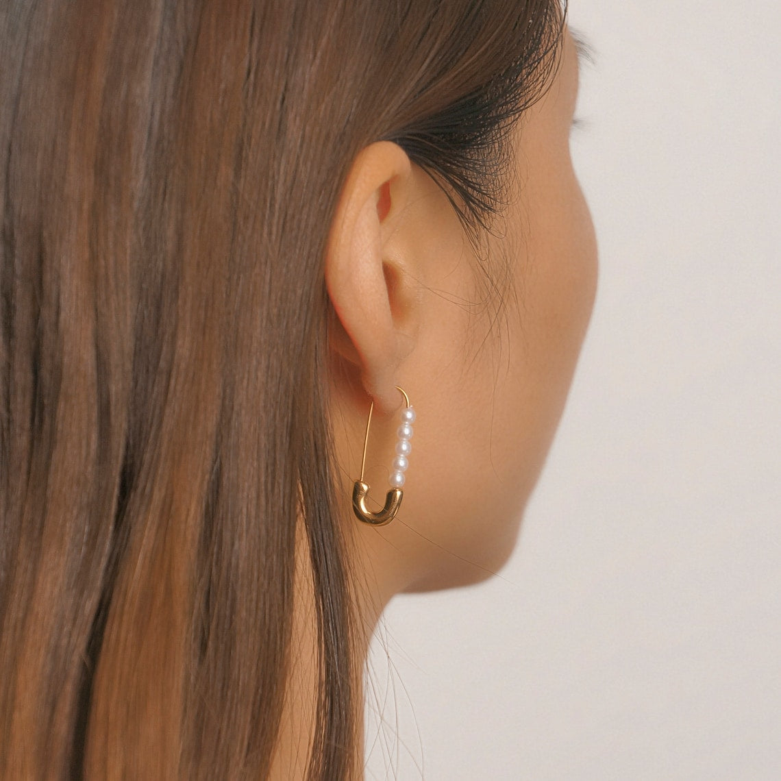 Sicherheitsnadel-Ohrringe - Zierliche frische Perlenohrringe