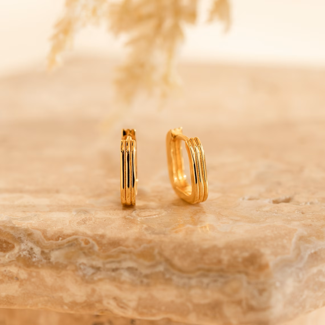 Gerippte, rechteckige Gliederohrringe - Minimalistische Huggie-Ohrringe