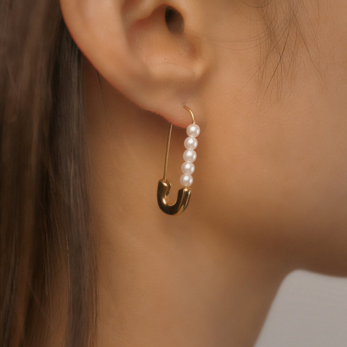 Sicherheitsnadel-Ohrringe - Zierliche frische Perlenohrringe