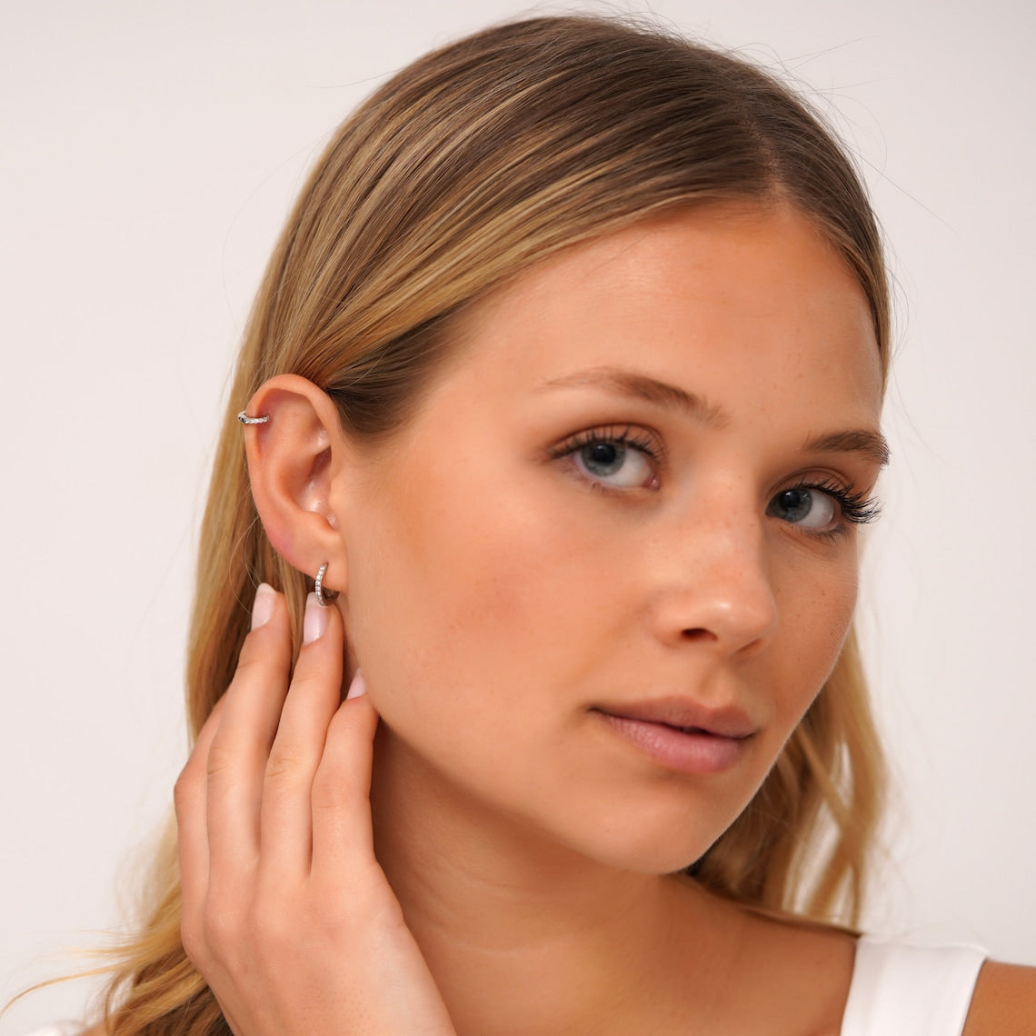 Minimalistisches CZ-Reifen-Set - Huggie Hoop-Ohrringe