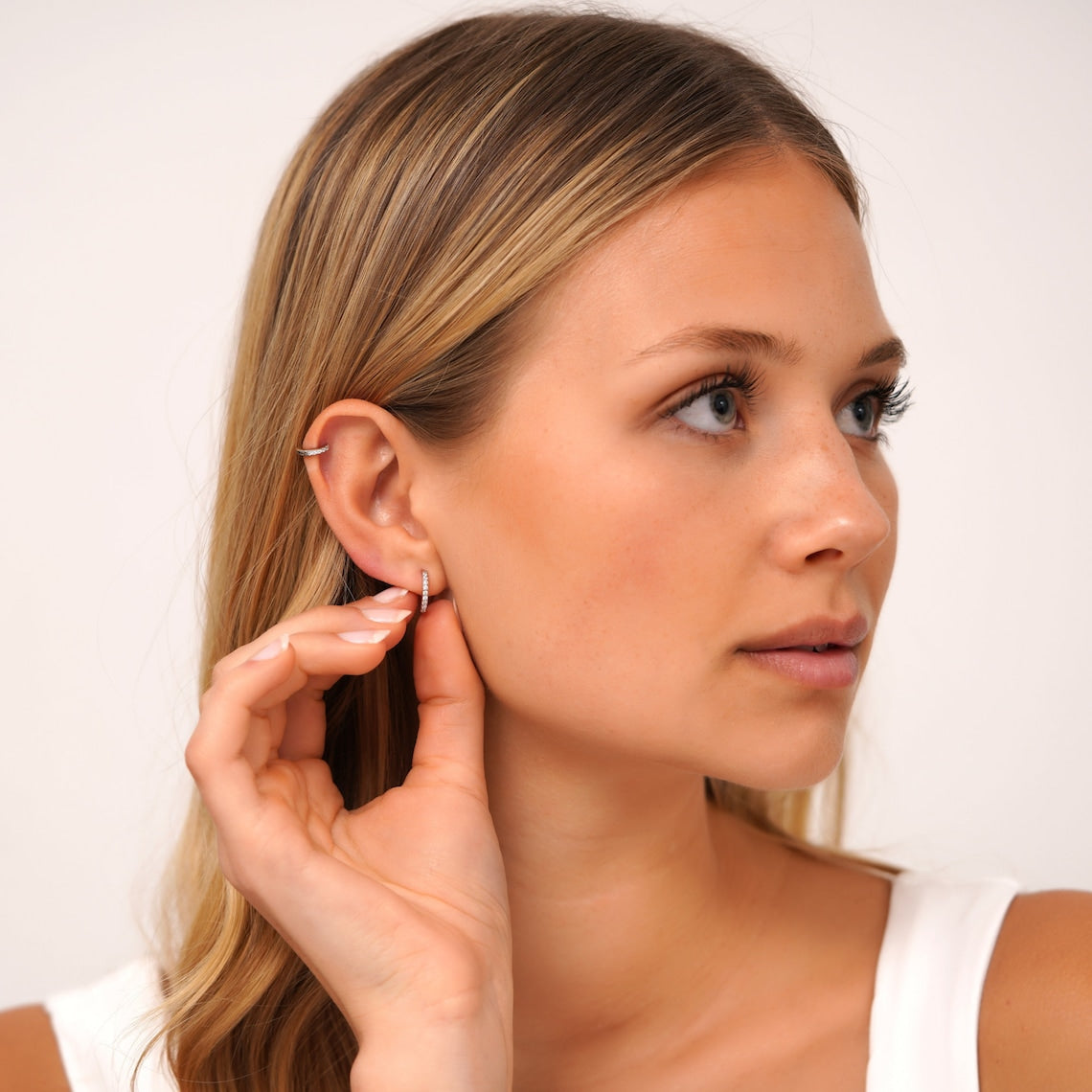 Minimalistisches CZ-Reifen-Set - Huggie Hoop-Ohrringe