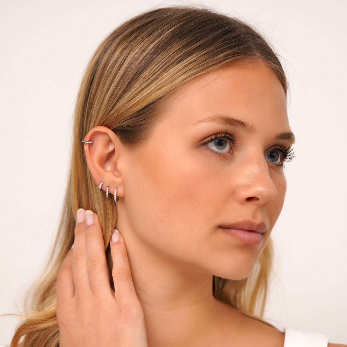 Minimalistisches CZ-Reifen-Set - Huggie Hoop-Ohrringe