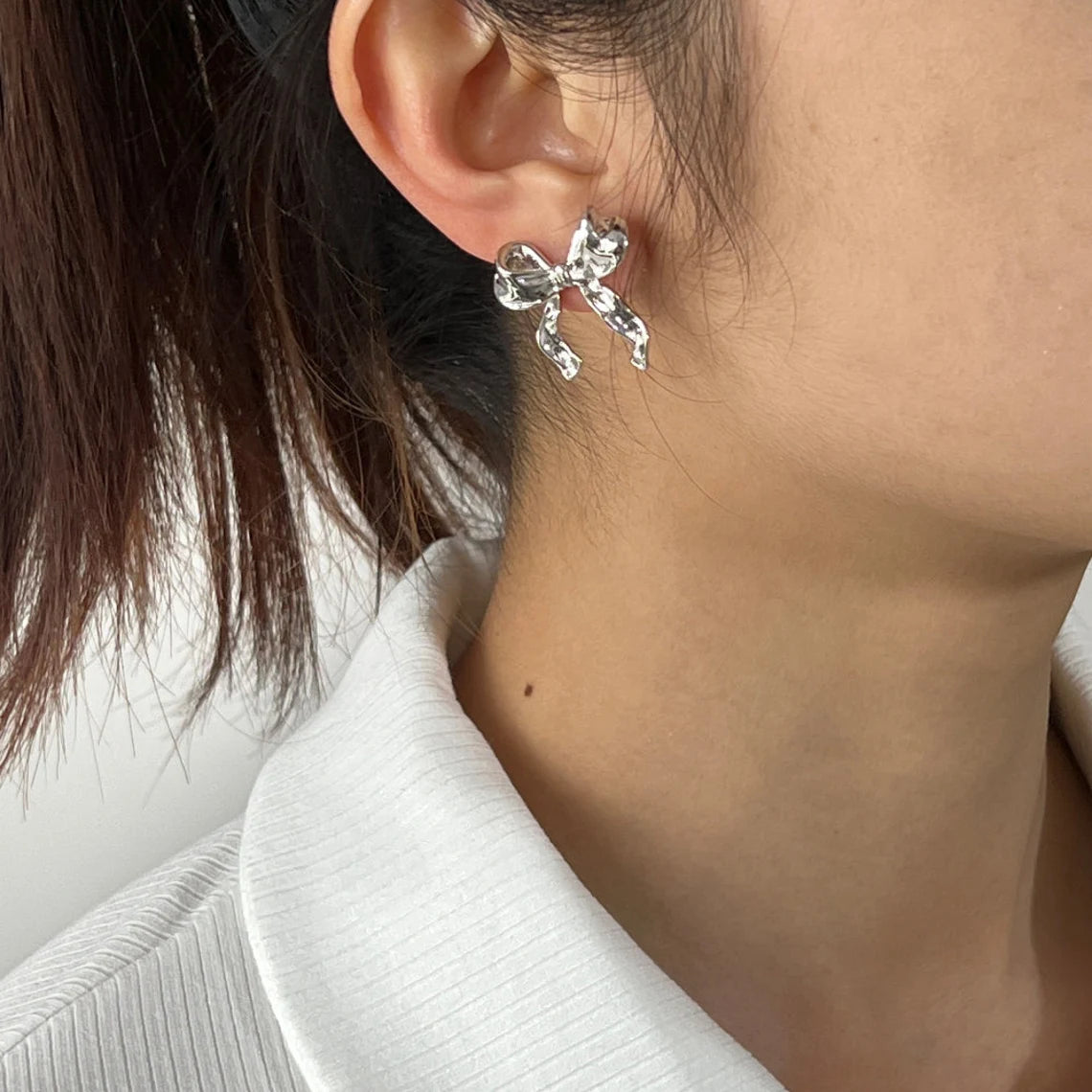 Weißgold-Ohrringe mit Schleife - Ohrstecker mit Schleifenmuster