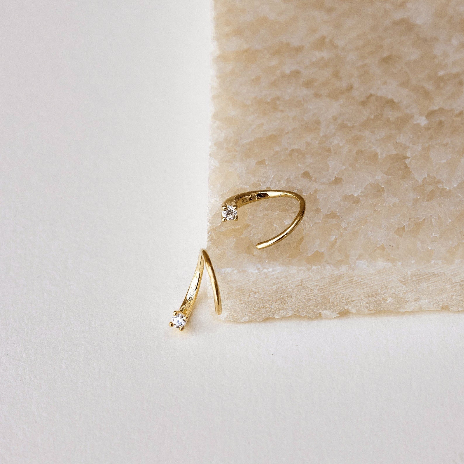 Jady – Draht-Ohrringe mit Diamanten
