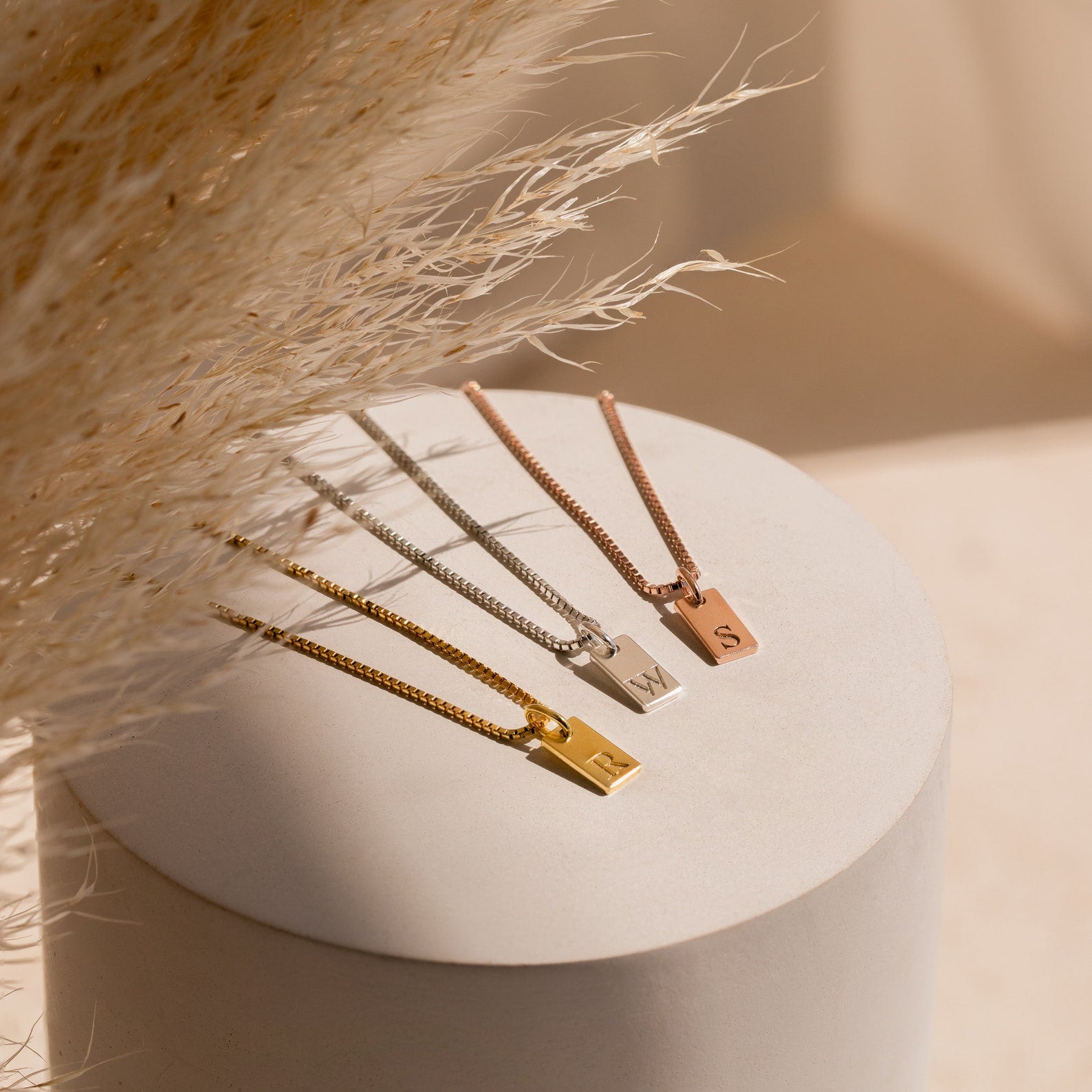 Clara – Mini-Tag-Kette mit personalisiertem Initial