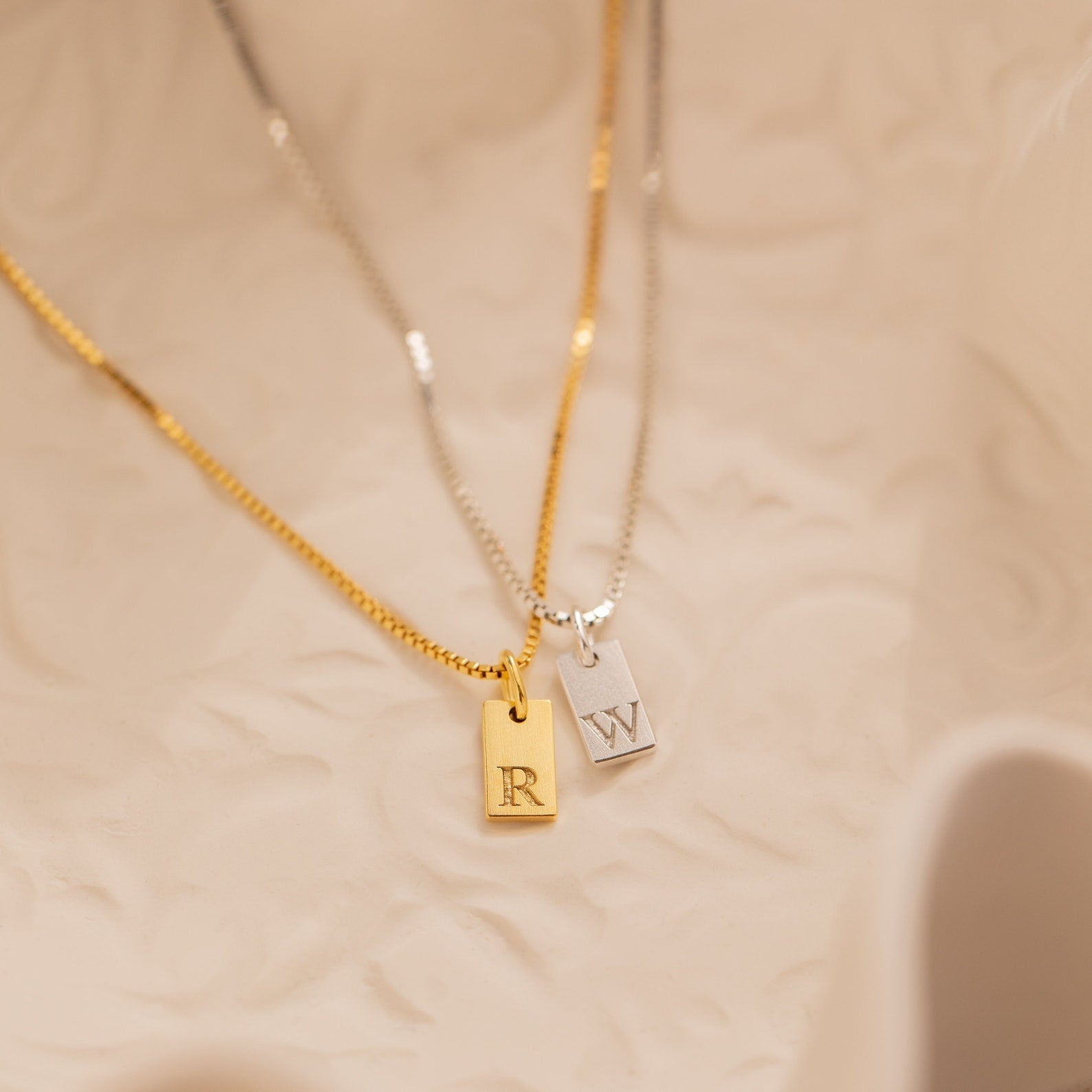 Clara – Mini-Tag-Kette mit personalisiertem Initial