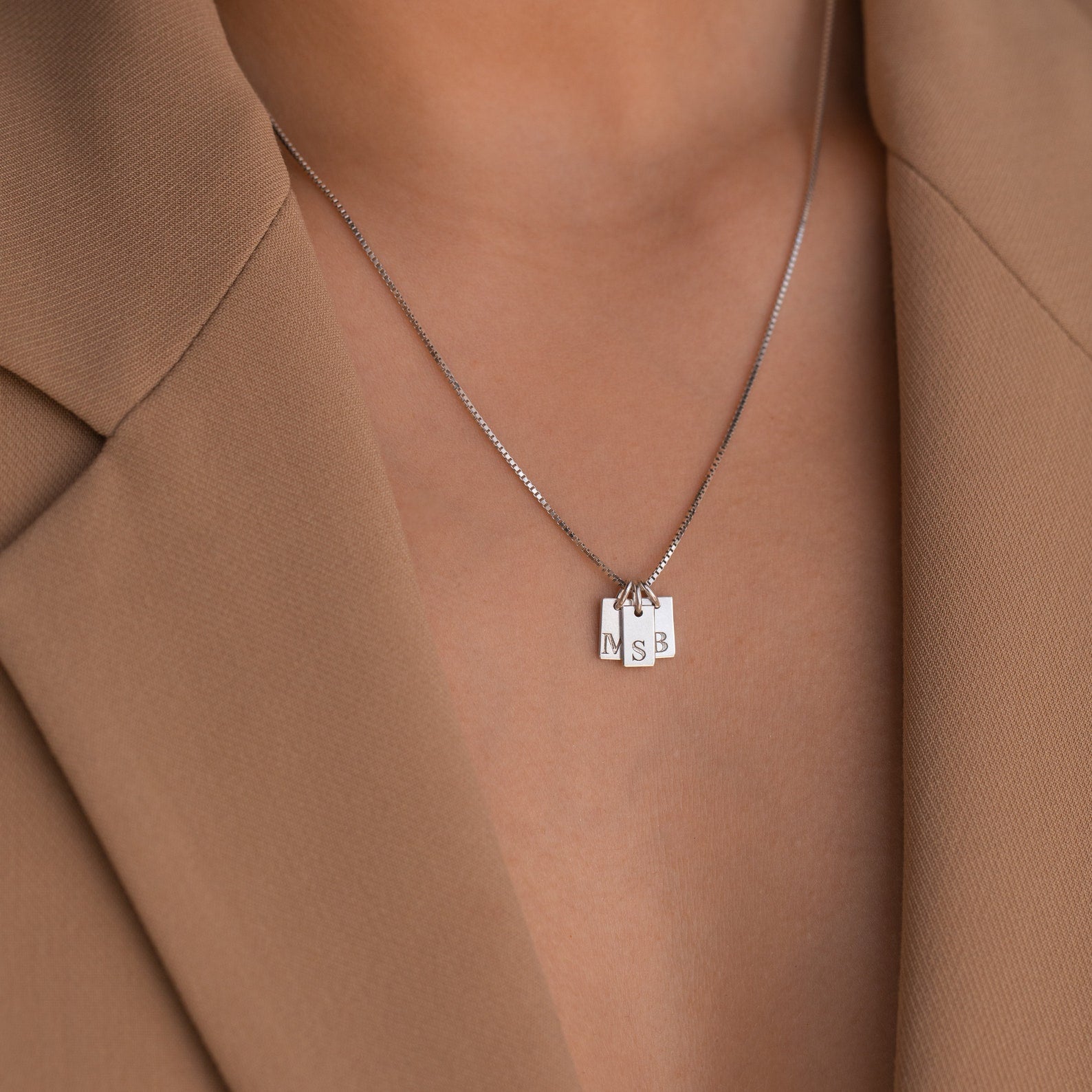 Clara – Mini-Tag-Kette mit personalisiertem Initial