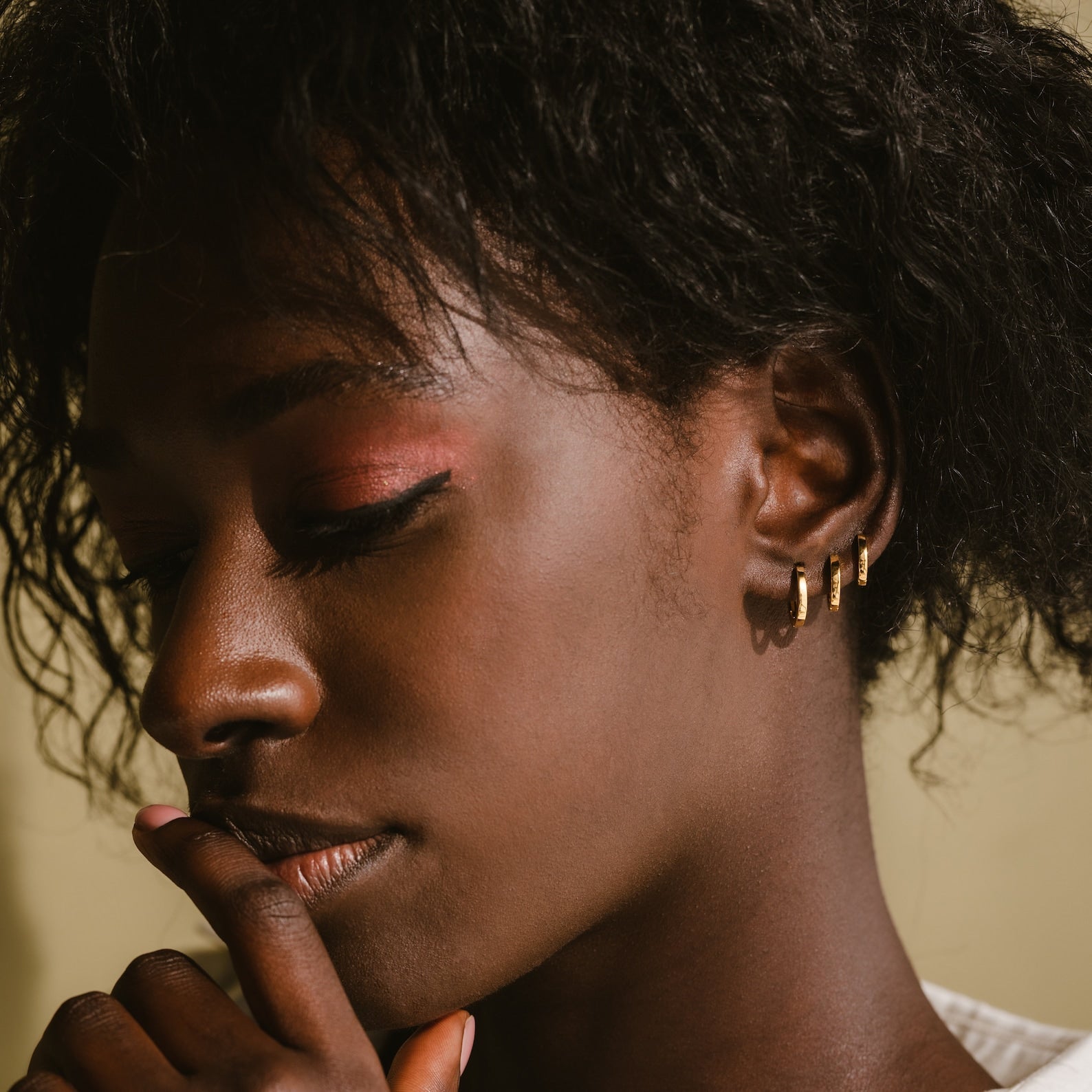 Minimaler Huggie-Reifen - Schnallen-Ohrringe