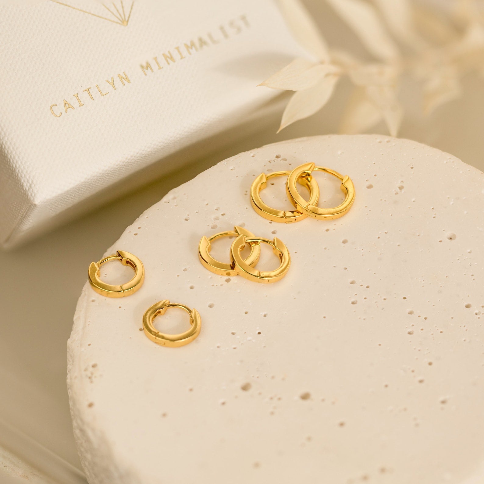 Minimaler Huggie-Reifen - Schnallen-Ohrringe