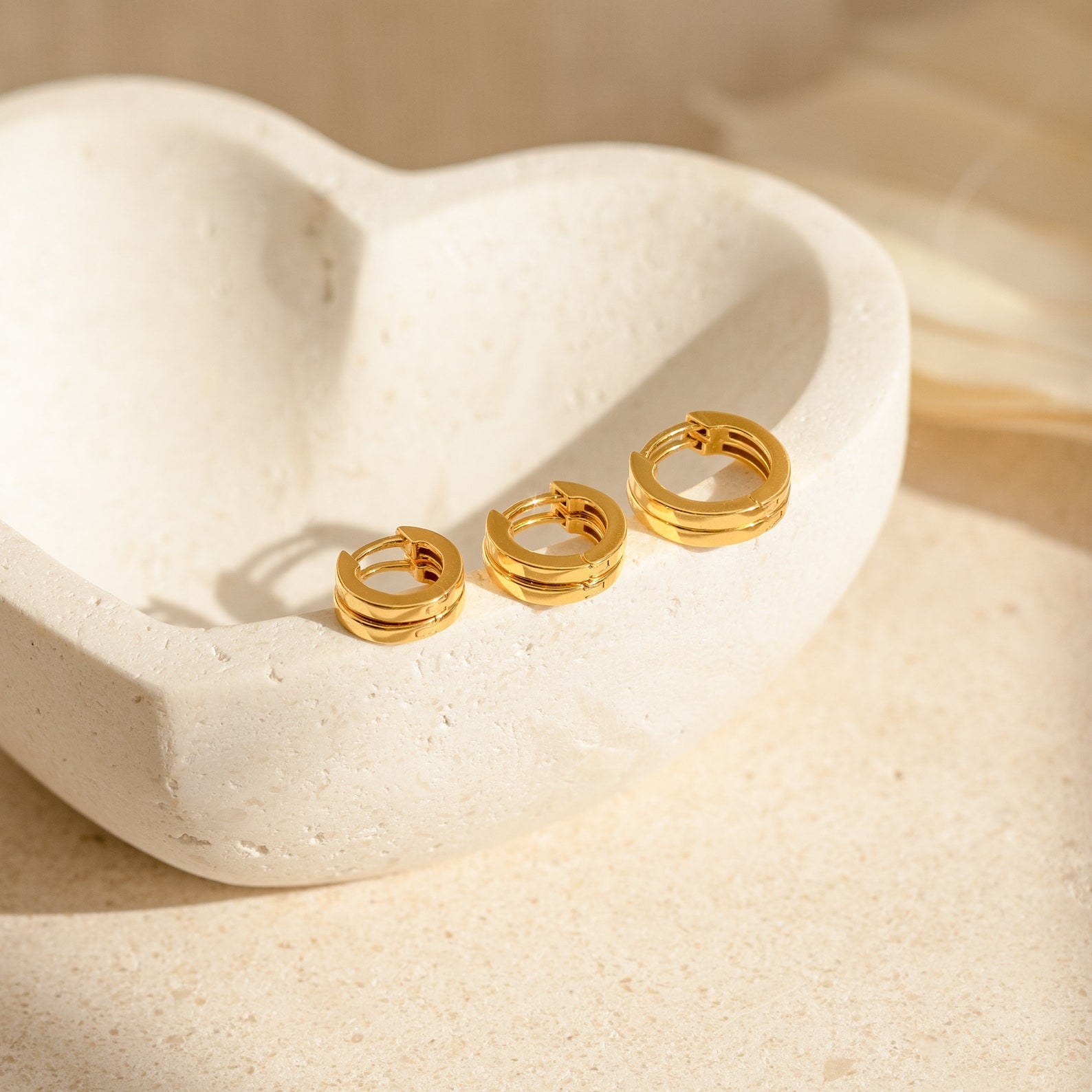 Minimaler Huggie-Reifen - Schnallen-Ohrringe