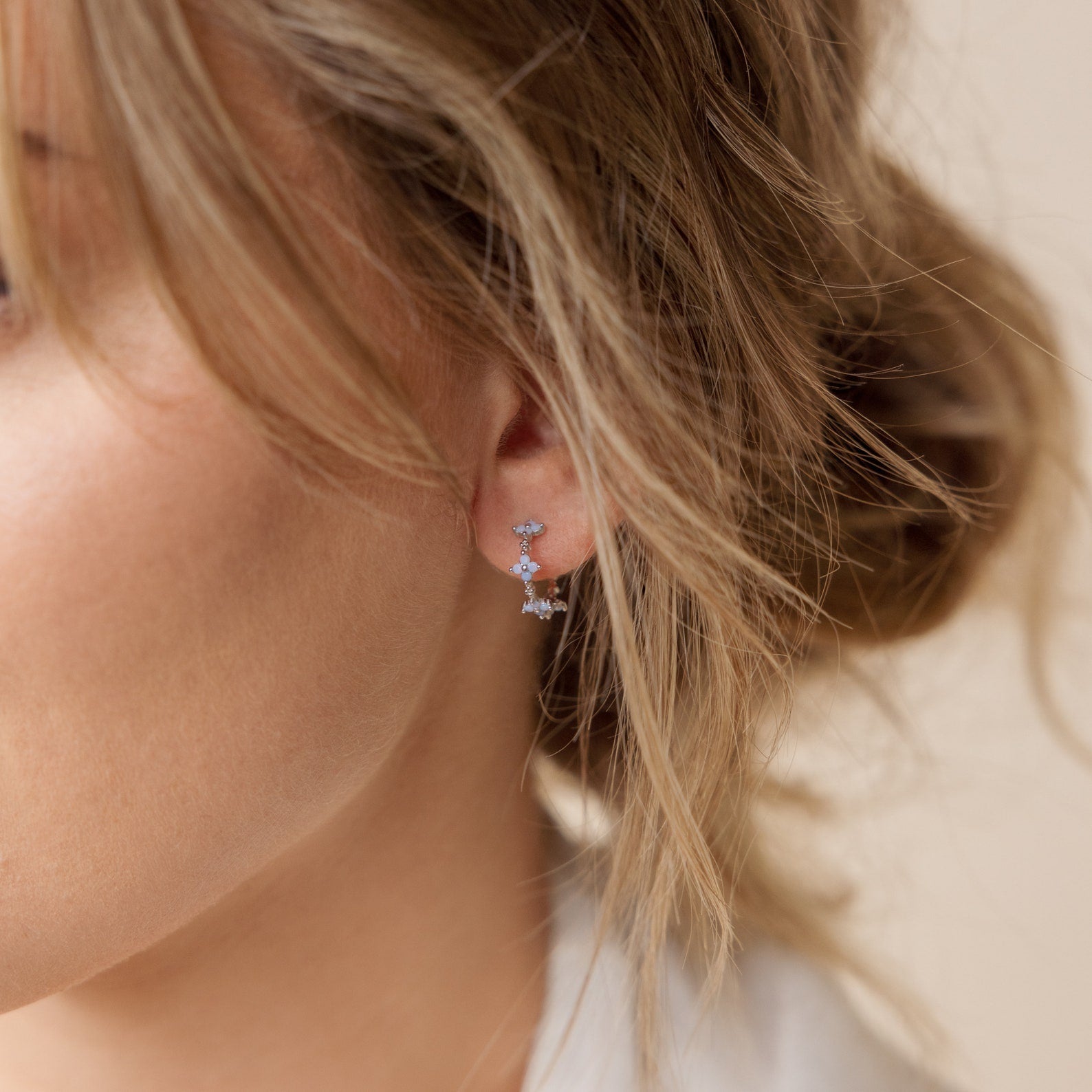 Monumente Ohrringe - Efeublumenbügel