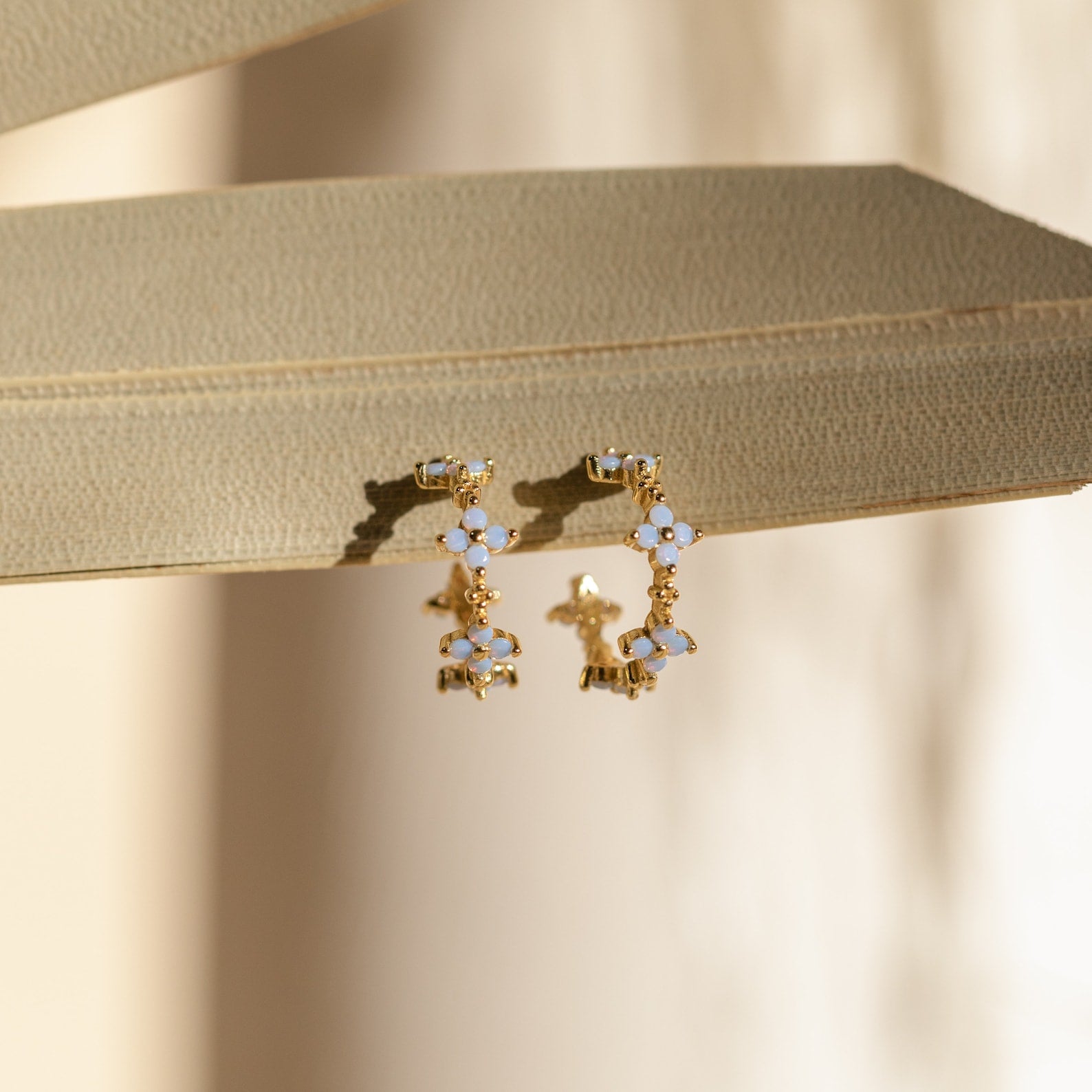 Monumente Ohrringe - Efeublumenbügel