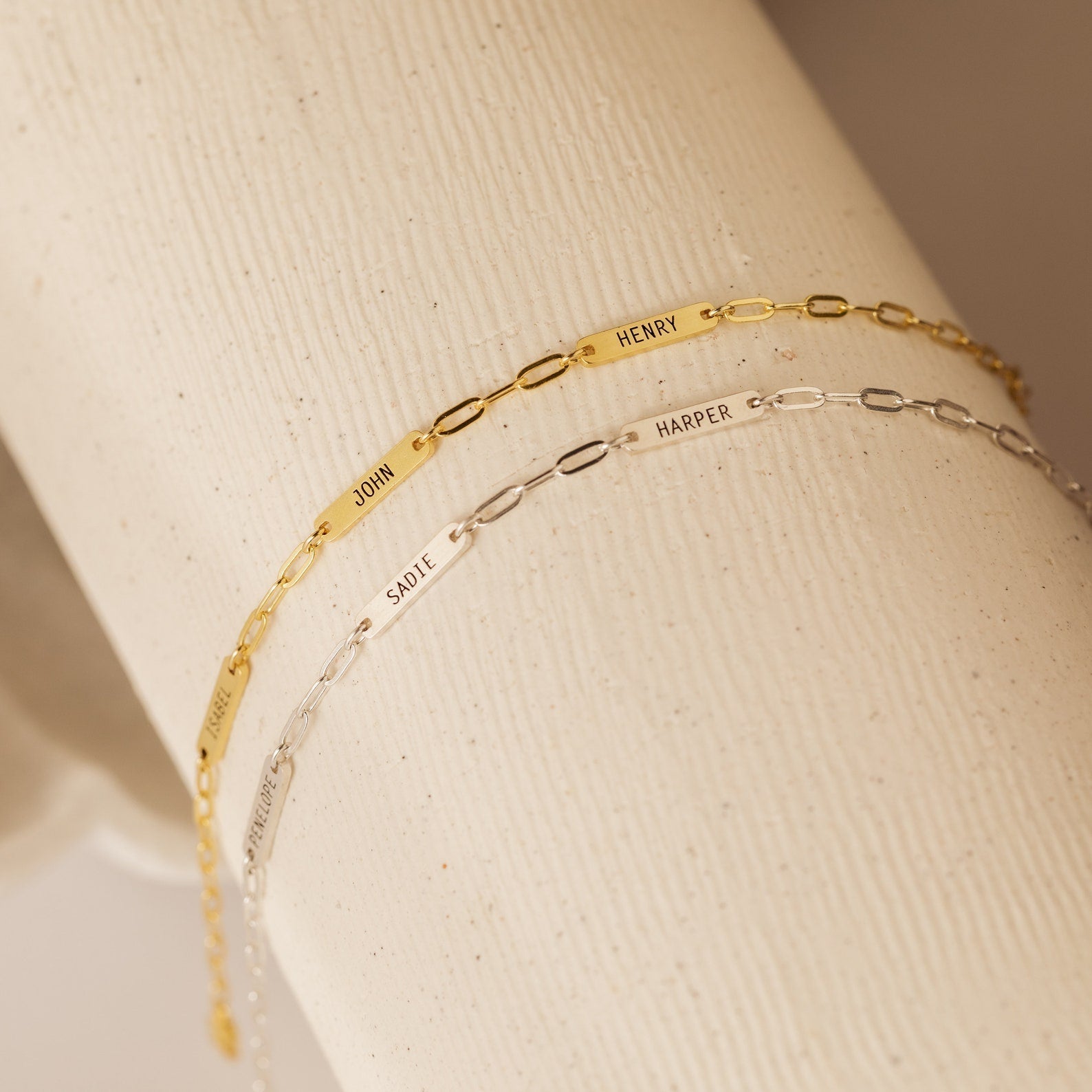 Shay – Armband Mini Plakette Personalisiert