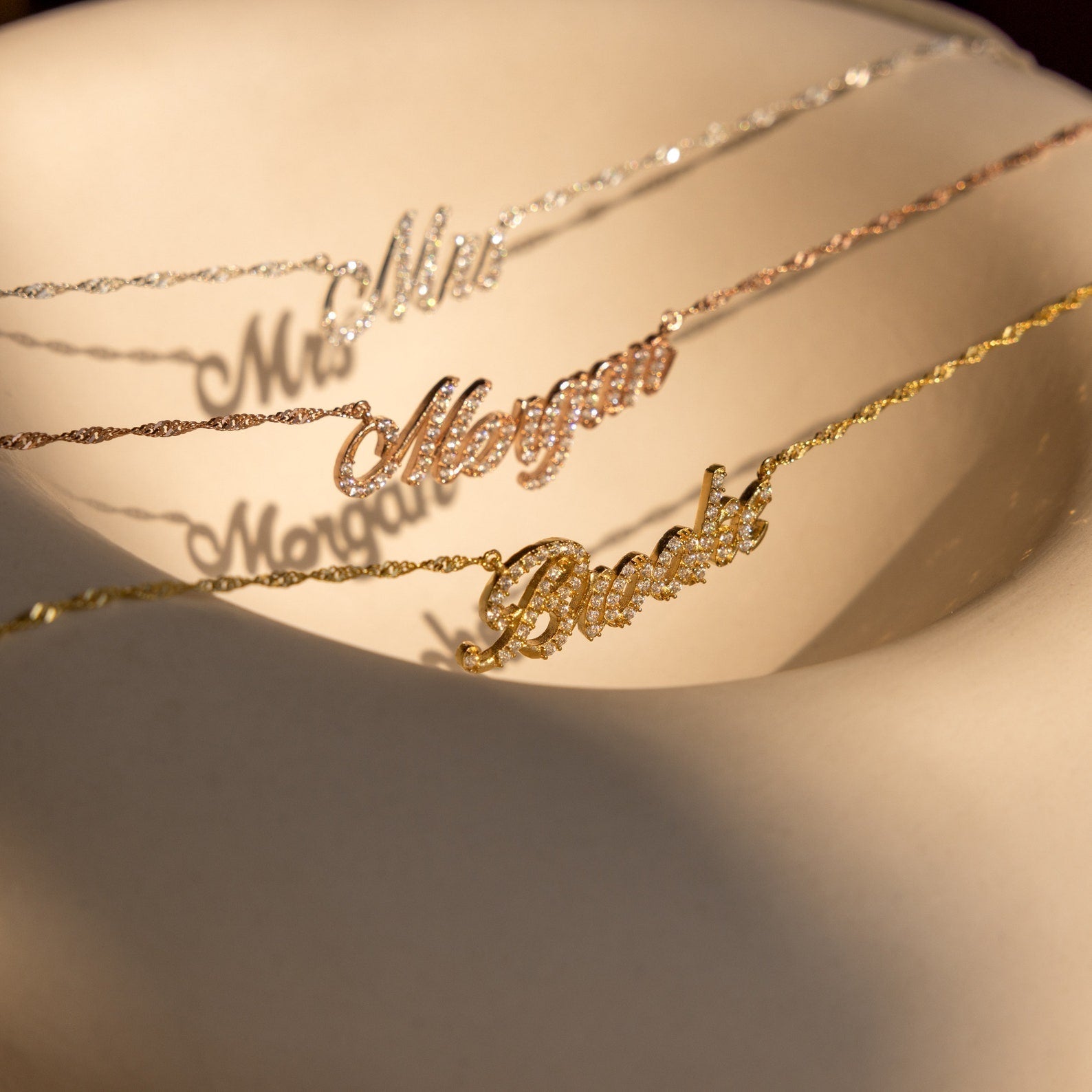 Claire – Halskette Name Pavé Glänzend